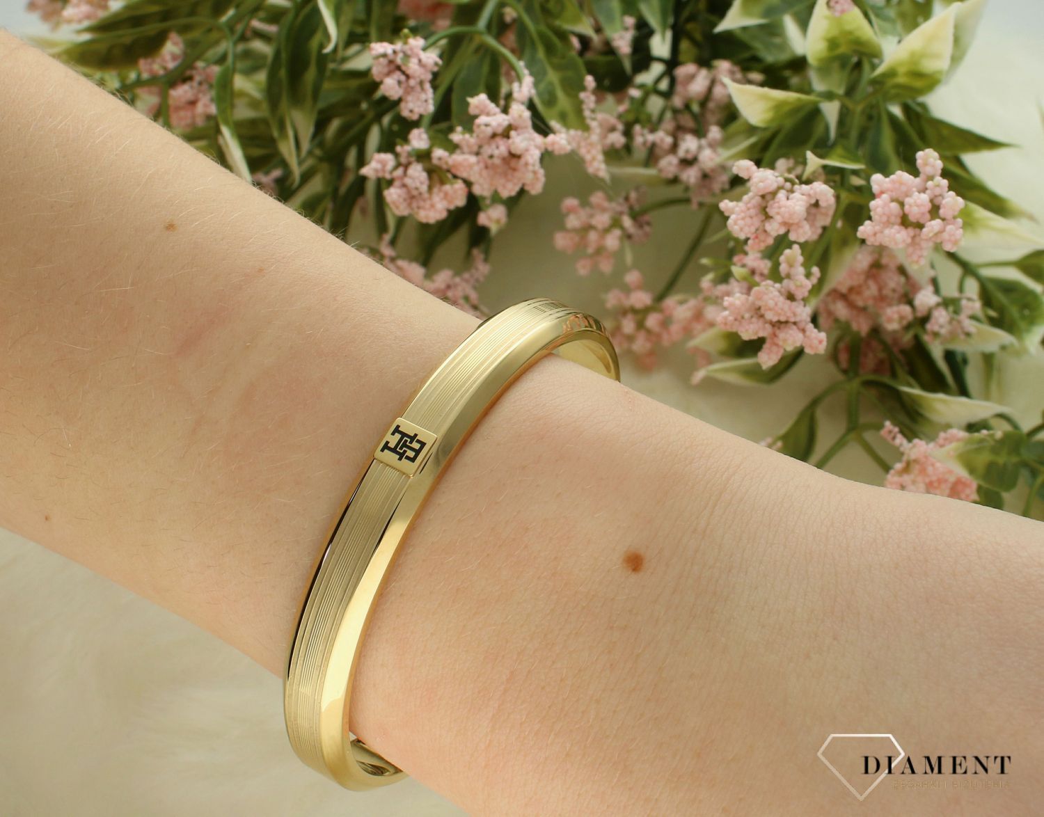 Bransoletka TOMMY HILFIGER sztywna 2790572 została wykonana z wysokiej jakości stali szlachetnej w kolorze złotym. Bransoletka damska w złotym kolorze sztywna. Dodatkowym atutem bransoletki jest małe logo marki znajduj.jpg