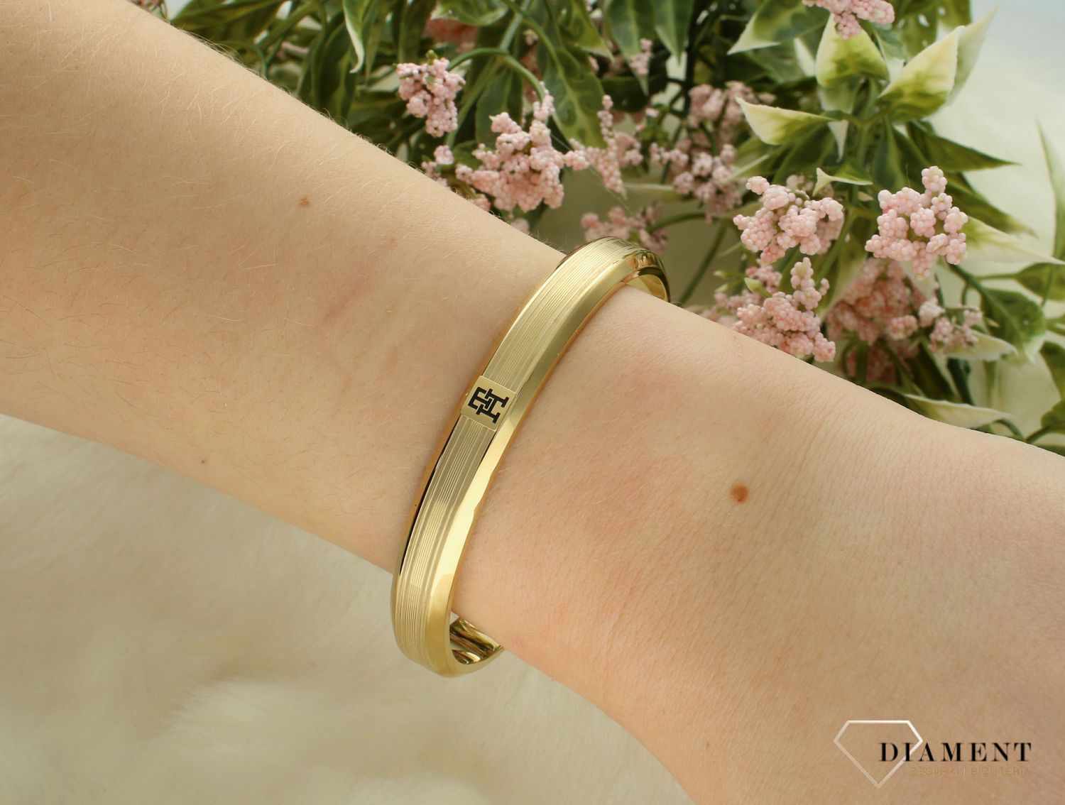 Bransoletka TOMMY HILFIGER sztywna 2790572 została wykonana z wysokiej jakości stali szlachetnej w kolorze złotym. Bransoletka damska w złotym kolorze sztywna. Dodatkowym atutem bransoletki jest małe logo marki znajduj.jpg