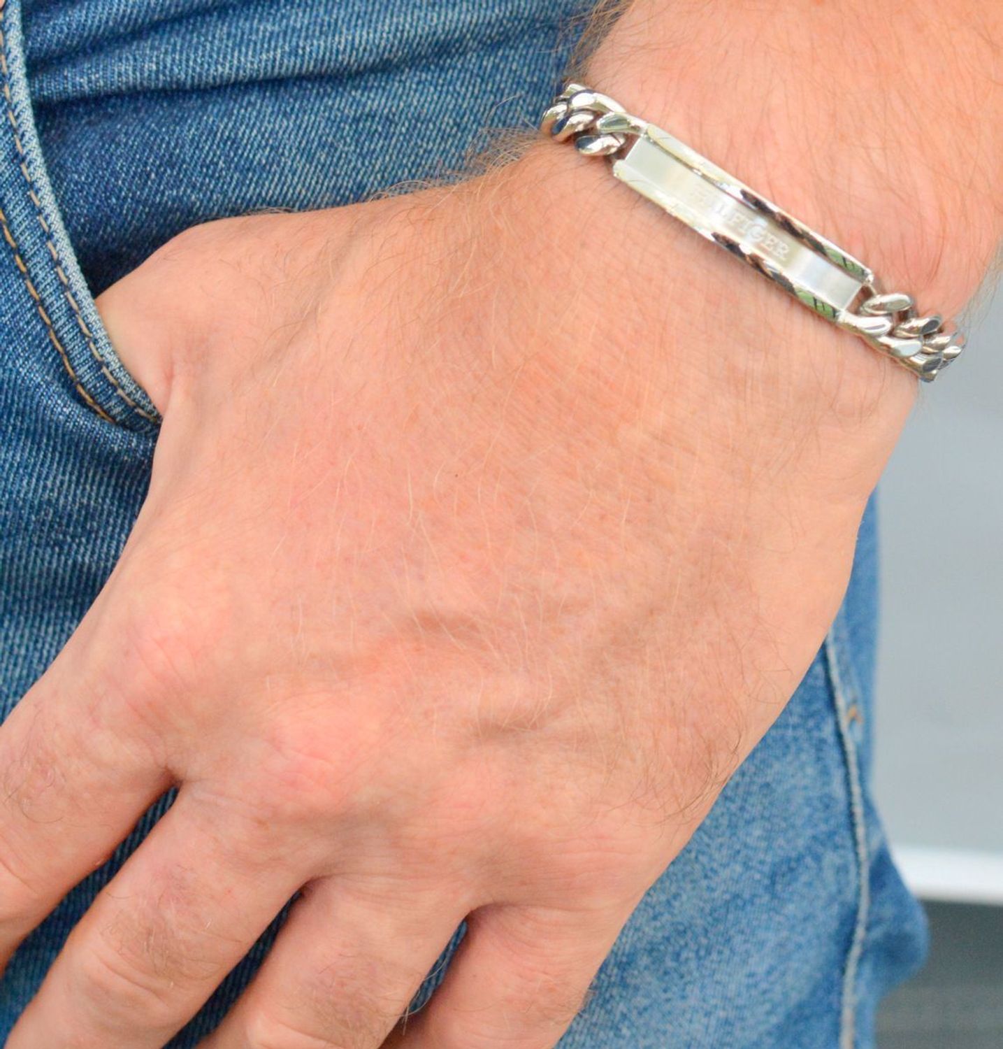 Bransoletka męska Tommy Hilfiger stalowa pancerka 2790579.  Bransoletka męska srebrna. Oryginalna biżuteria z Tommiego Hilfingera. Męska bransoletka Tommy Hilfiger. Bransoletka w srebrnym kolorze męska..jpg