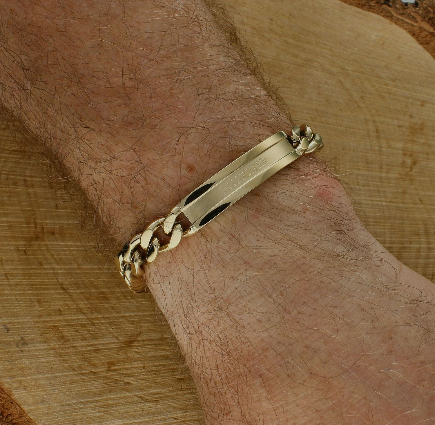 Złota bransoletka męska Tommy Hilfiger pancerka 2790580.  Logowana biżuteria Tommy Hilfiger to idealny pomysł na prezent dla mężczyzny. Złota bransoletka Tommy Hilfiger. Markowa oryginalna biżuteria Tommy Hilfiger..jpg