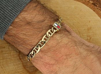 Złota bransoletka męska Tommy Hilfiger 2790646 – pozłacana stal 316L, splot curb chain, bezpieczne zapięcie fold-over, detal w barwach marki. Idealna do eleganckich i casualowych stylizacji3.jpg