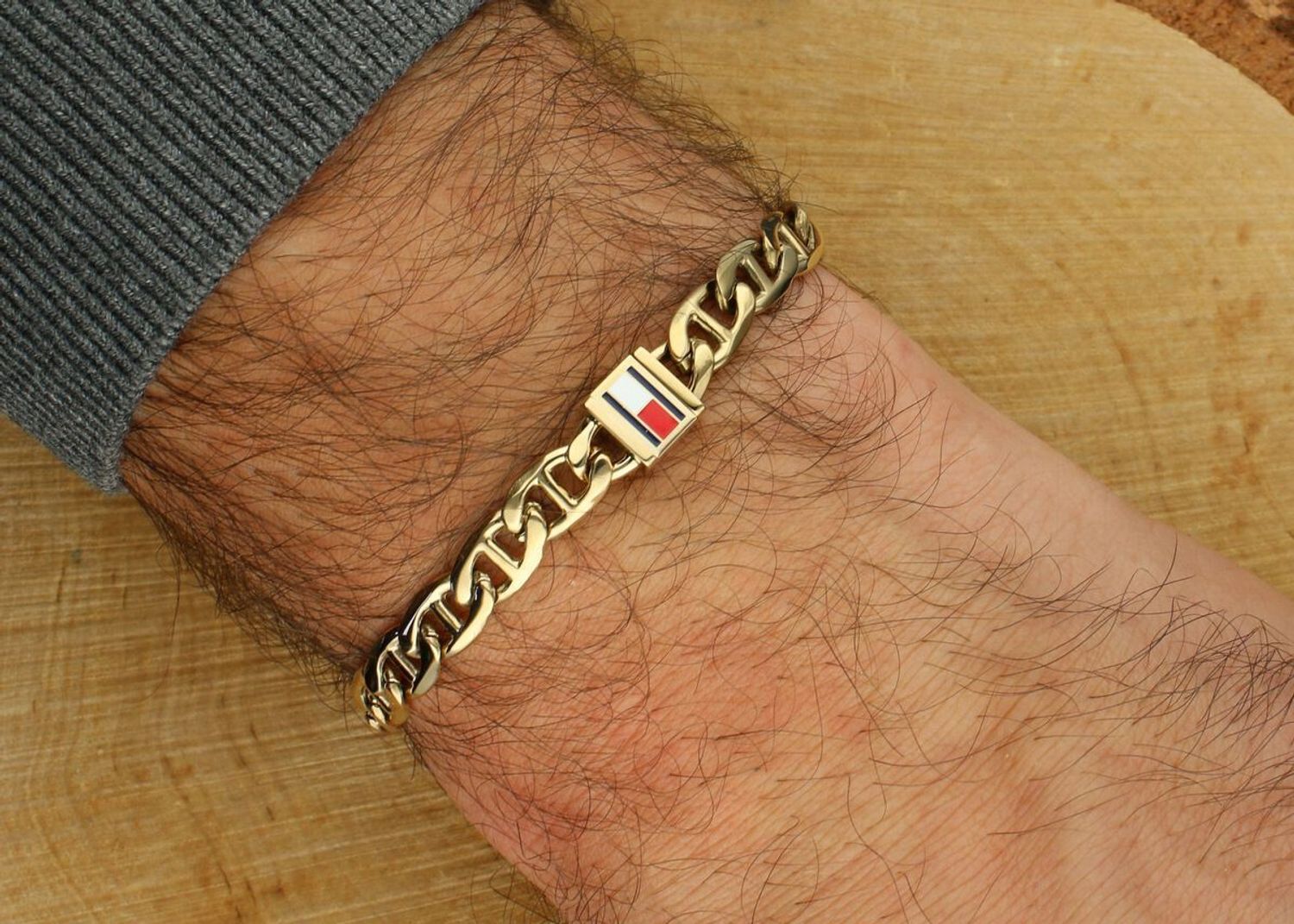 Złota bransoletka męska Tommy Hilfiger 2790646 – pozłacana stal 316L, splot curb chain, bezpieczne zapięcie fold-over, detal w barwach marki. Idealna do eleganckich i casualowych stylizacji.1.jpg