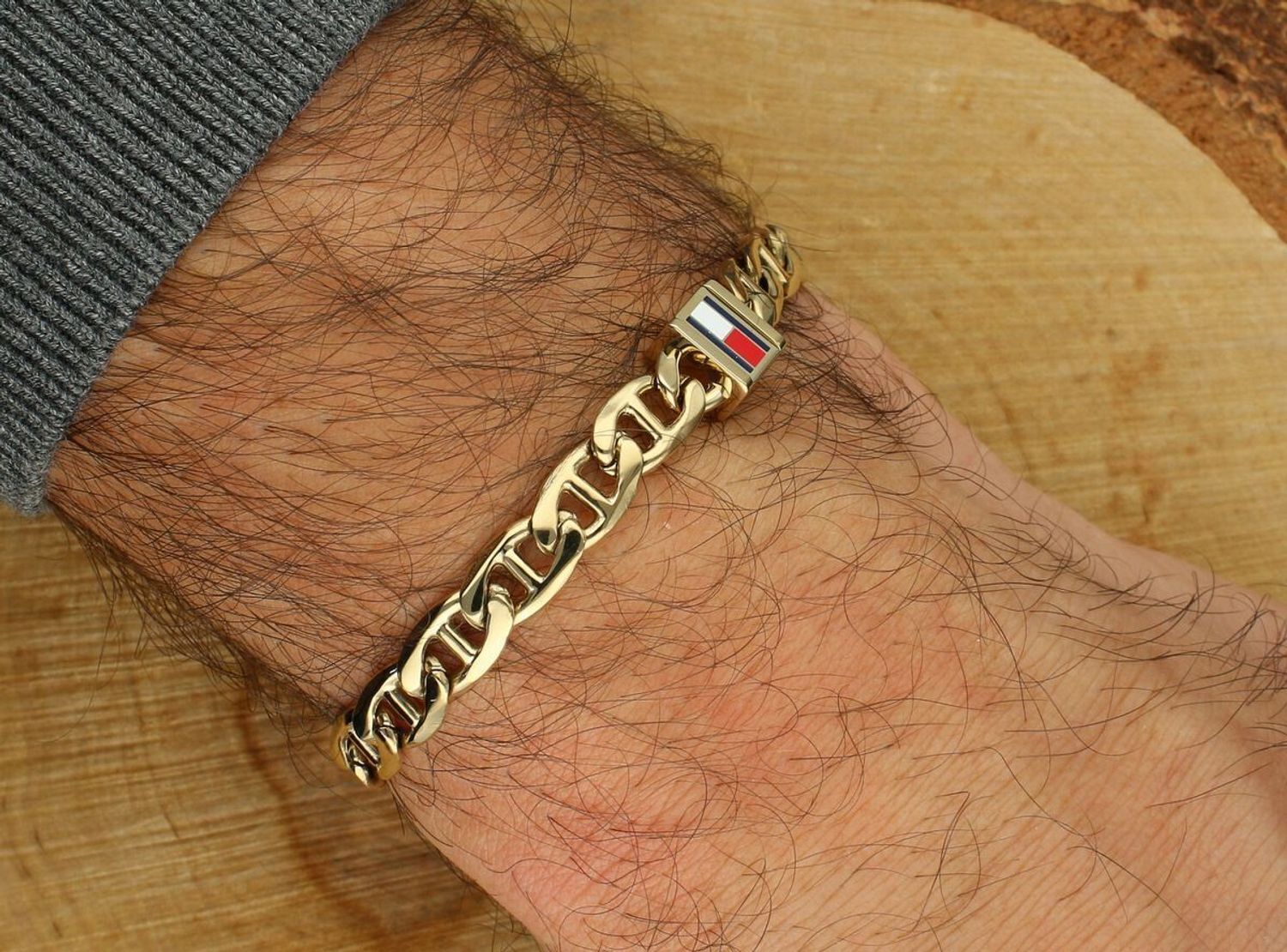 Złota bransoletka męska Tommy Hilfiger 2790646 – pozłacana stal 316L, splot curb chain, bezpieczne zapięcie fold-over, detal w barwach marki. Idealna do eleganckich i casualowych stylizacji.1.jpg