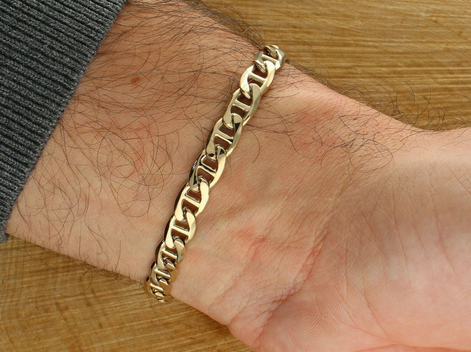 Złota bransoletka męska Tommy Hilfiger 2790646 – pozłacana stal 316L, splot curb chain, bezpieczne zapięcie fold-over, detal w barwach marki. Idealna do eleganckich i casualowych stylizacji.1.jpg