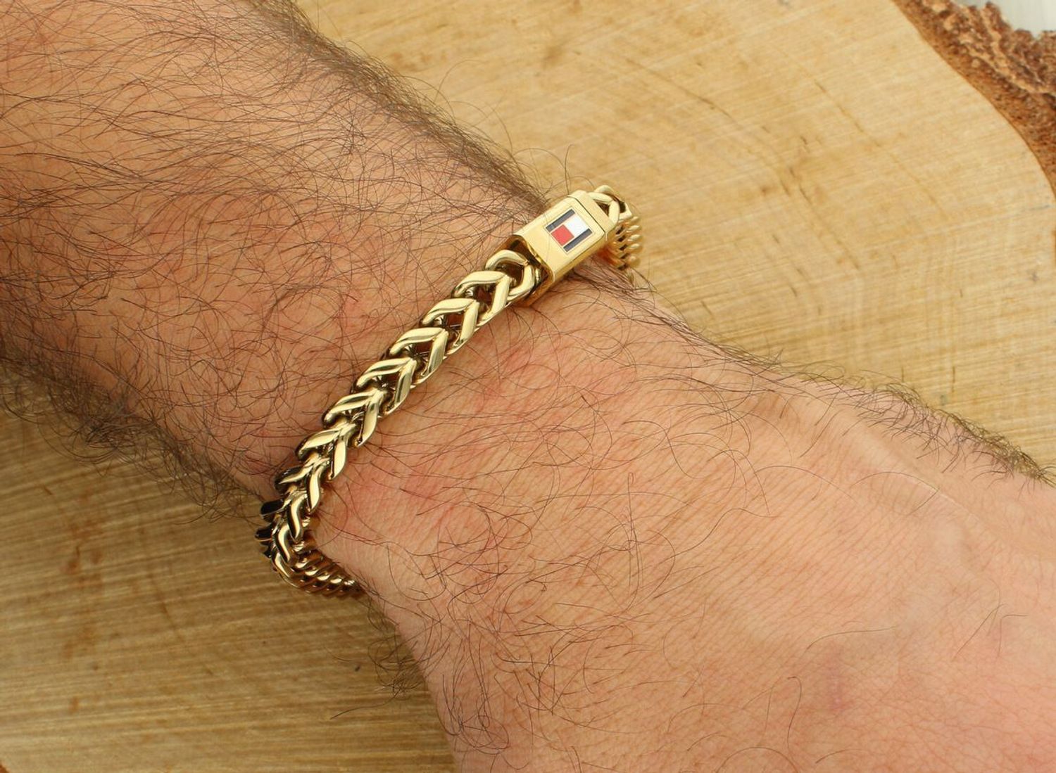 Stylowa złota bransoletka męska Tommy Hilfiger 2790648 z pozłacanej stali. Elegancja, trwałość i nowoczesny design w jednym dodatku.1.jpg