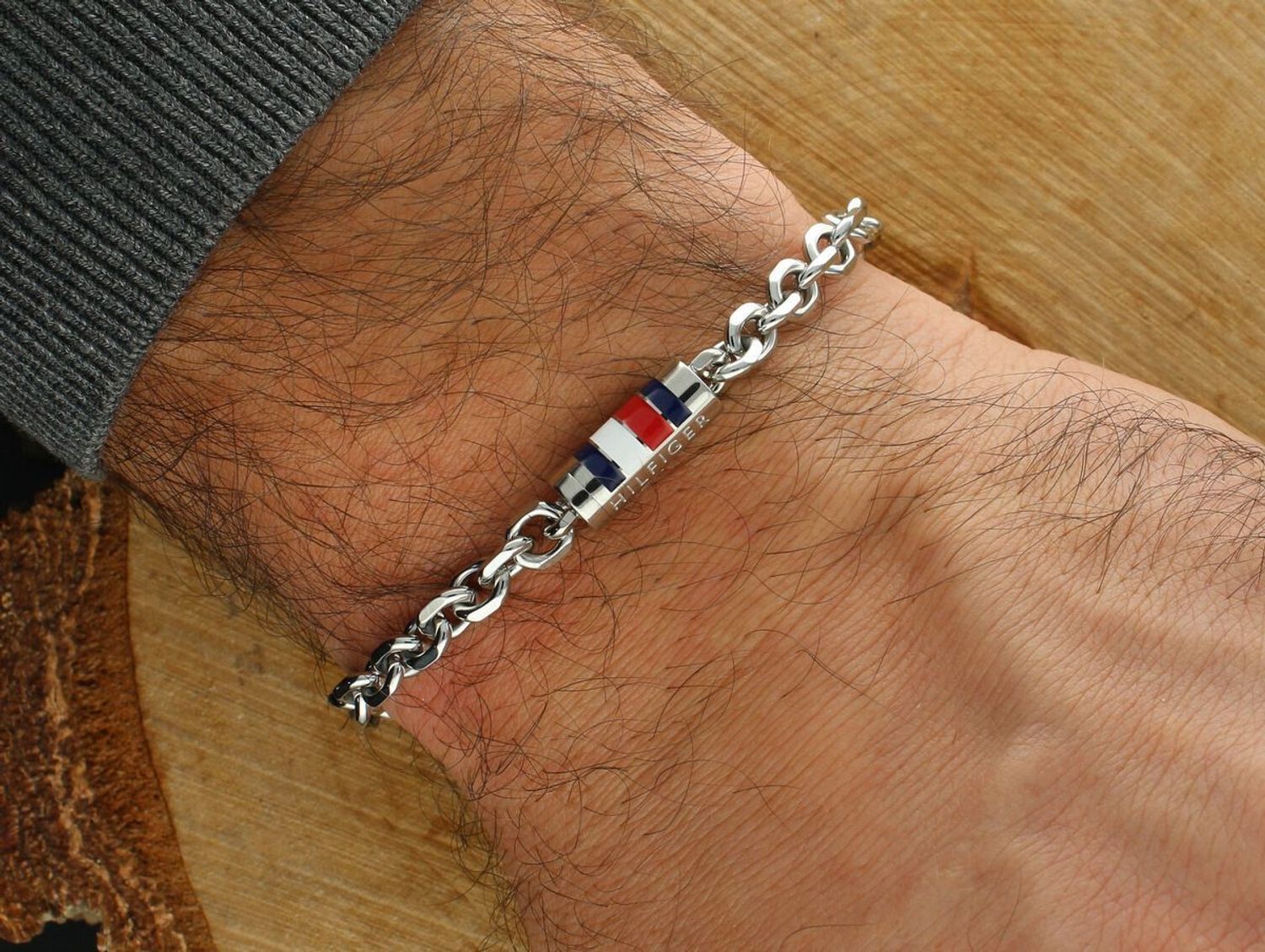 Odkryj bransoletkę męską Tommy Hilfiger Bruce 2790652 – stal szlachetna 316L, męski splot, magnetyczne zapięcie i klasyczny styl. Idealna do eleganckich i codziennych stylizacji. Sprawdź teraz1.jpg