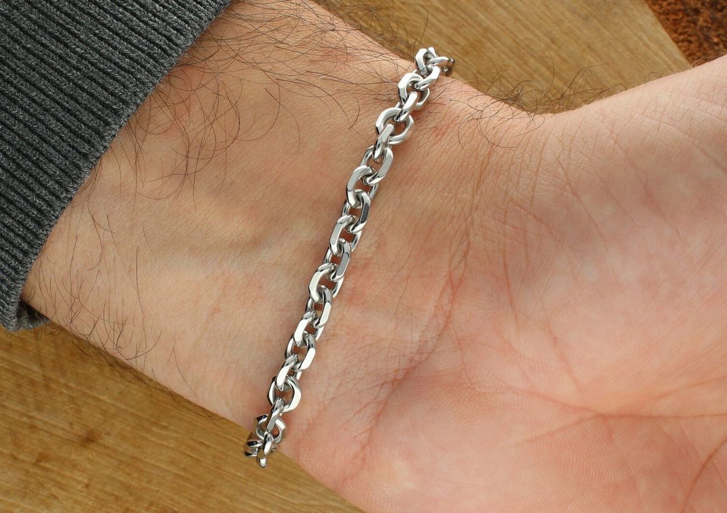 Odkryj bransoletkę męską Tommy Hilfiger Bruce 2790652 – stal szlachetna 316L, męski splot, magnetyczne zapięcie i klasyczny styl. Idealna do eleganckich i codziennych stylizacji. Sprawdź teraz1.jpg