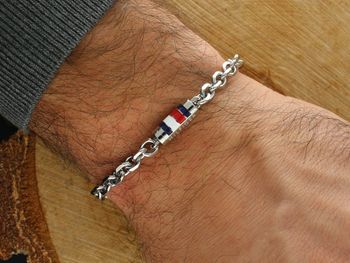 Odkryj bransoletkę męską Tommy Hilfiger Bruce 2790652 – stal szlachetna 316L, męski splot, magnetyczne zapięcie i klasyczny styl. Idealna do eleganckich i codziennych stylizacji. Sprawdź te2.jpg