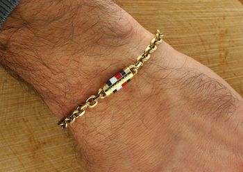 Tommy Hilfiger 2790653 – złota męska bransoletka z kolekcji Bruce Chain. Stal szlachetna, trwała powłoka IP, magnetyczne zapięcie, detale w barwach TH. Nowoczesna elegancja dla świadomego 2.jpg