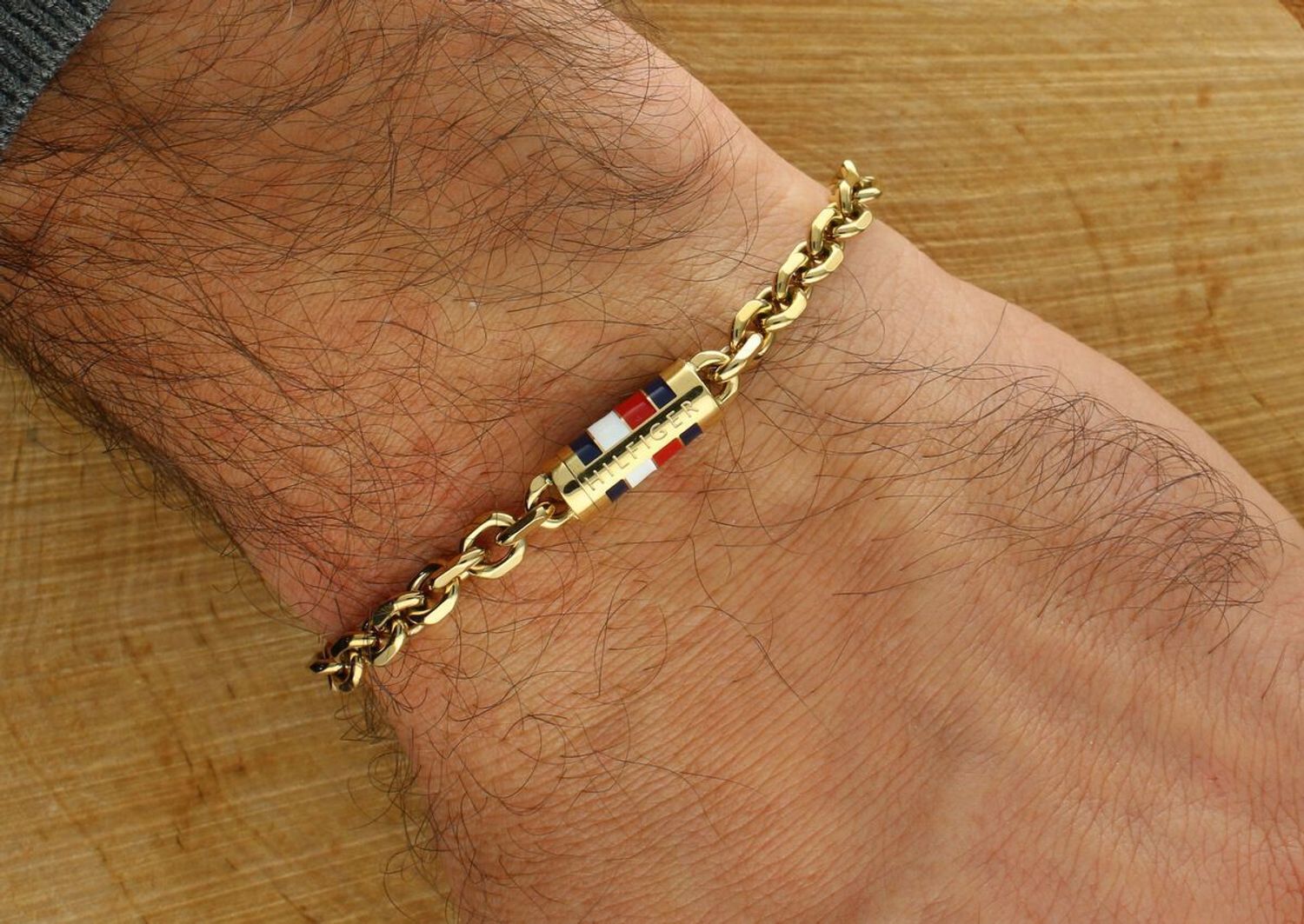 Tommy Hilfiger 2790653 – złota męska bransoletka z kolekcji Bruce Chain. Stal szlachetna, trwała powłoka IP, magnetyczne zapięcie, detale w barwach TH. Nowoczesna elegancja dla 1.jpg