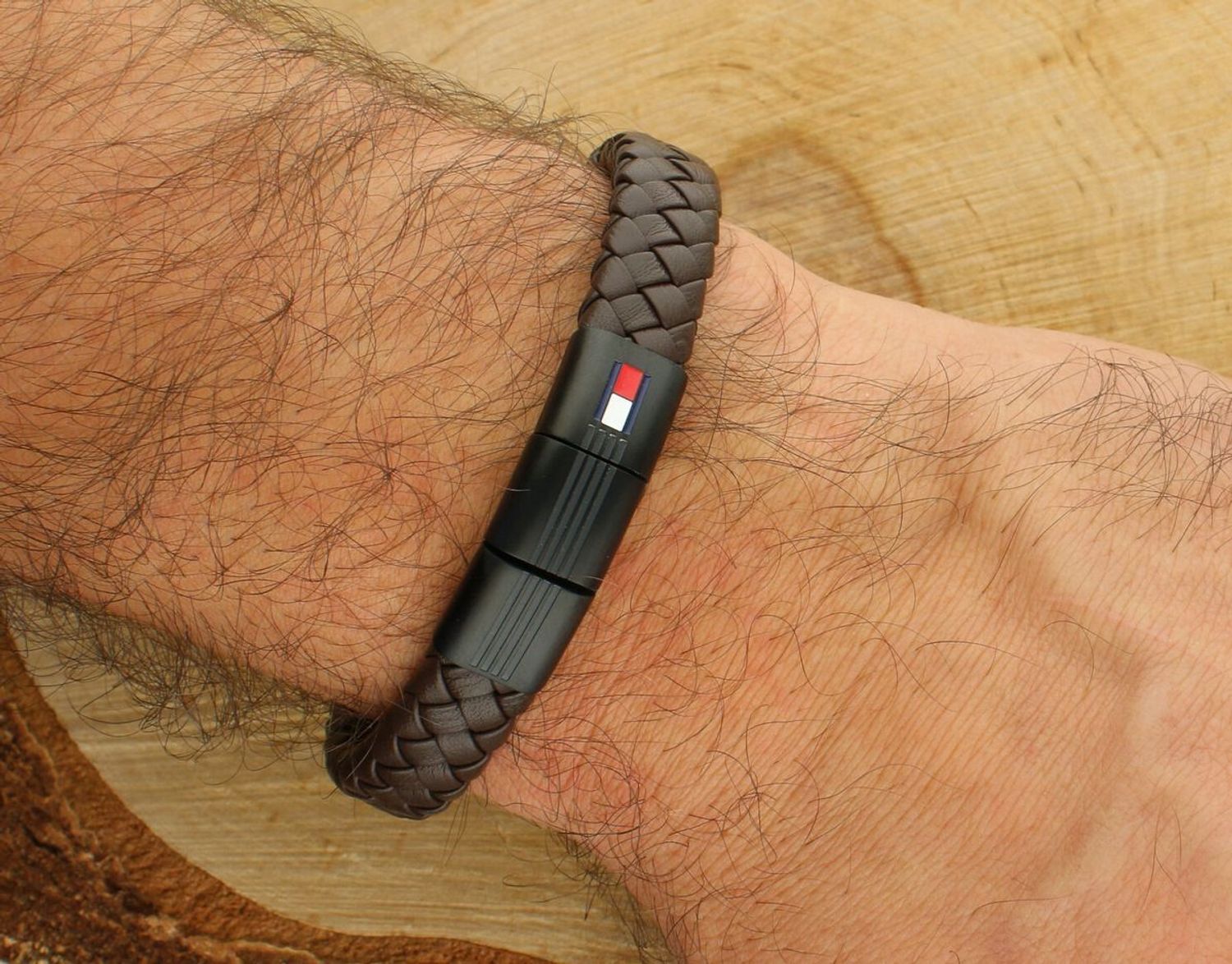 Czarna skórzana bransoletka męska Tommy Hilfiger 2790662 ze stali nierdzewnej. Nowoczesny styl, elegancja i komfort w jednym dodatku.1.jpg