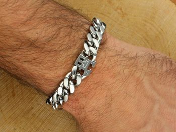 Tommy Hilfiger 2790664 – srebrna bransoletka męska ze stali nierdzewnej. Masywny splot chain, detal TH i trwałe zapięcie. Styl, siła i elegancja w jednym dodatku. Sprawdź ofertę2.jpg