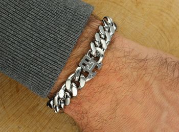 Tommy Hilfiger 2790664 – srebrna bransoletka męska ze stali nierdzewnej. Masywny splot chain, detal TH i trwałe zapięcie. Styl, siła i elegancja w jednym dodatku. Sprawdź ofertę3.jpg
