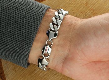 Tommy Hilfiger 2790664 – srebrna bransoletka męska ze stali nierdzewnej. Masywny splot chain, detal TH i trwałe zapięcie. Styl, siła i elegancja w jednym dodatku. Sprawdź ofertę4.jpg