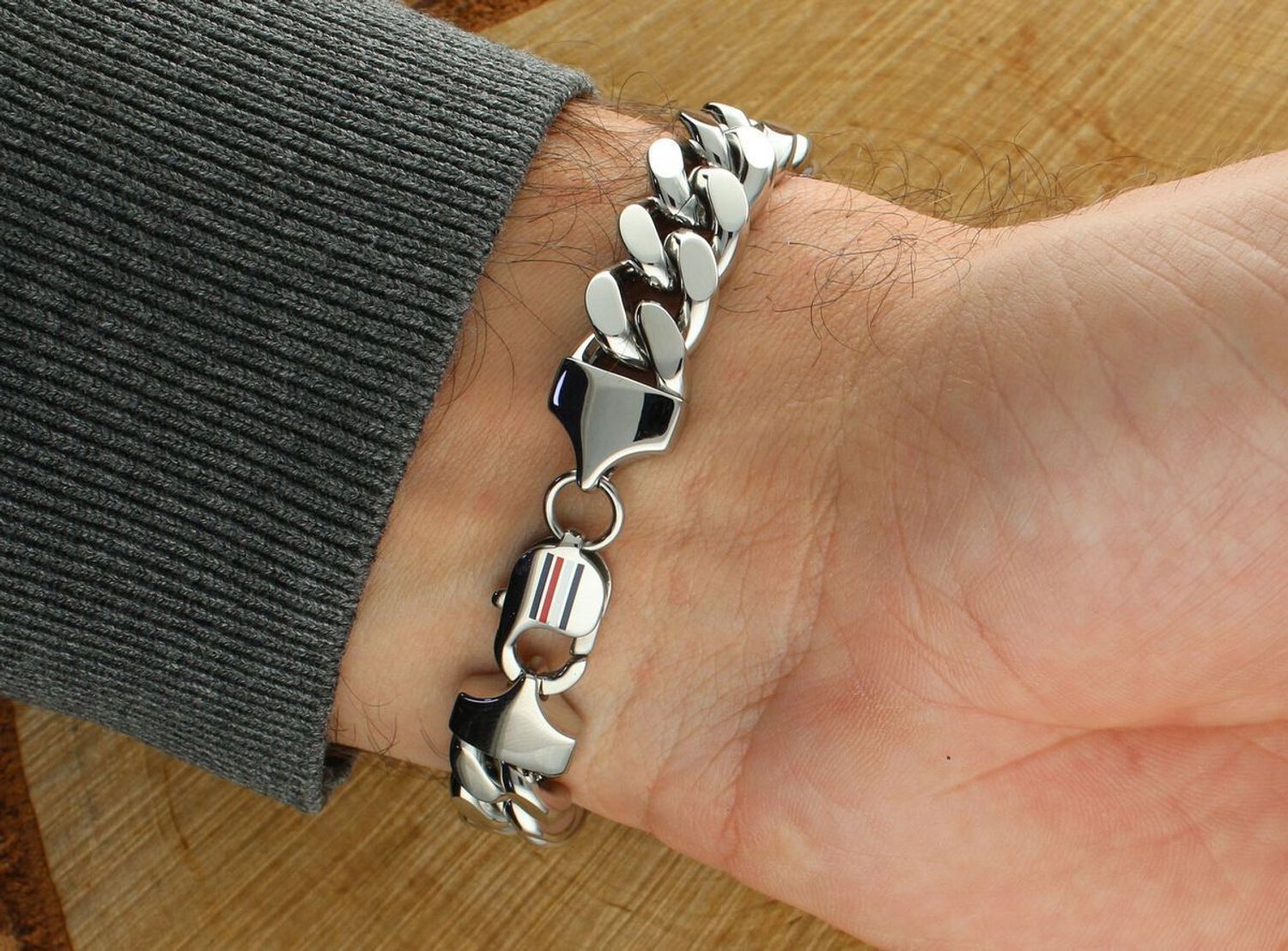 Tommy Hilfiger 2790664 – srebrna bransoletka męska ze stali nierdzewnej. Masywny splot chain, detal TH i trwałe zapięcie. Styl, siła i elegancja w jednym dodatku. Sprawdź ofertę!1.jpg