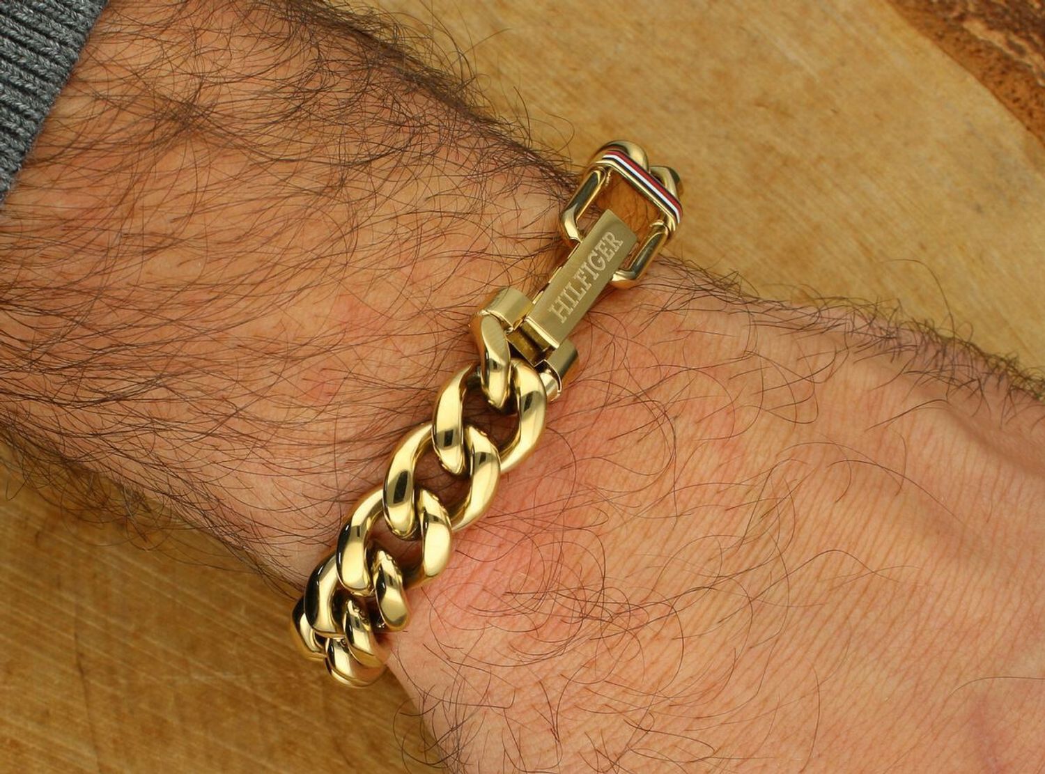 Bransoletka męska Tommy Hilfiger 2790665 – złota stal szlachetna, masywny splot curb chain, zapięcie z logo HILFIGER i styl premium. Dodaj elegancji i pewności siebie swoim stylizacjom.1.jpg