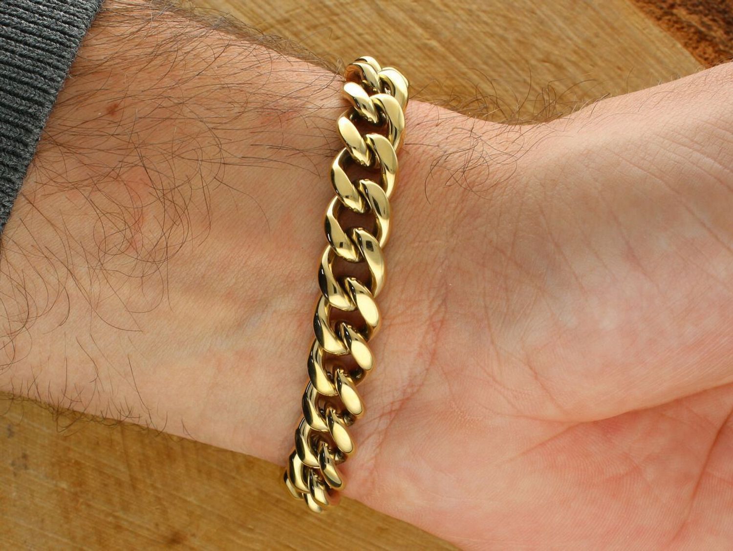 Bransoletka męska Tommy Hilfiger 2790665 – złota stal szlachetna, masywny splot curb chain, zapięcie z logo HILFIGER i styl premium. Dodaj elegancji i pewności siebie swoim stylizacjom.1.jpg