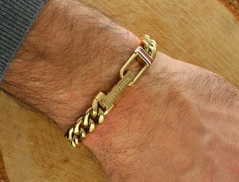 Bransoletka męska Tommy Hilfiger 2790665 – złota stal szlachetna, masywny splot curb chain, zapięcie z logo HILFIGER i styl premium. Dodaj elegancji i pewności siebie swoim stylizacjom.2.jpg