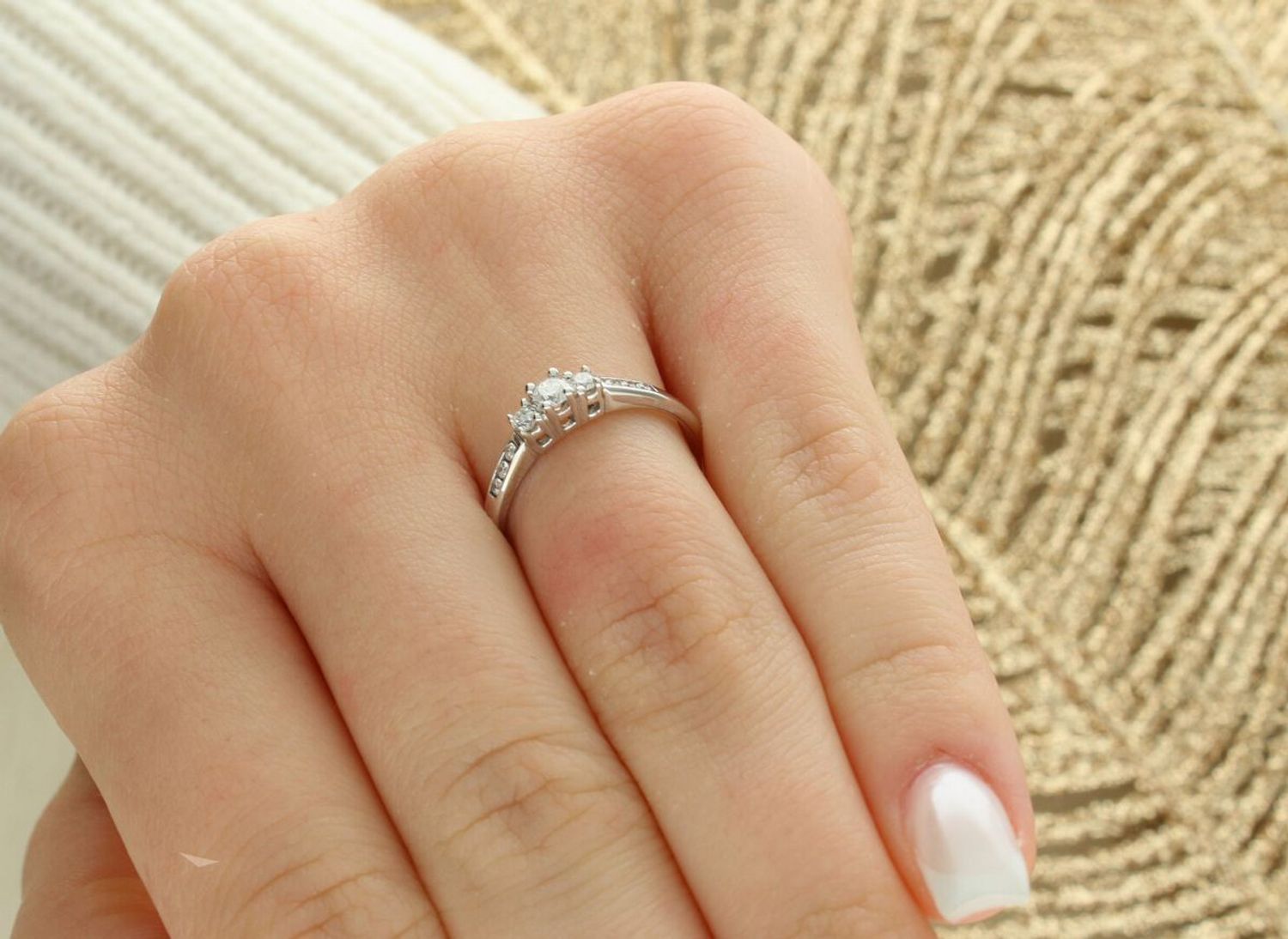 Pierścionek złoty DIAMENT białe złoto, diamenty 0,25 ct rozmiar 14 2809. Piękny pierścionek ozdobiony brylantami o okrągłym kształcie, otulony złotem. Klasyka w najlepszym wydaniu. 1.jpg