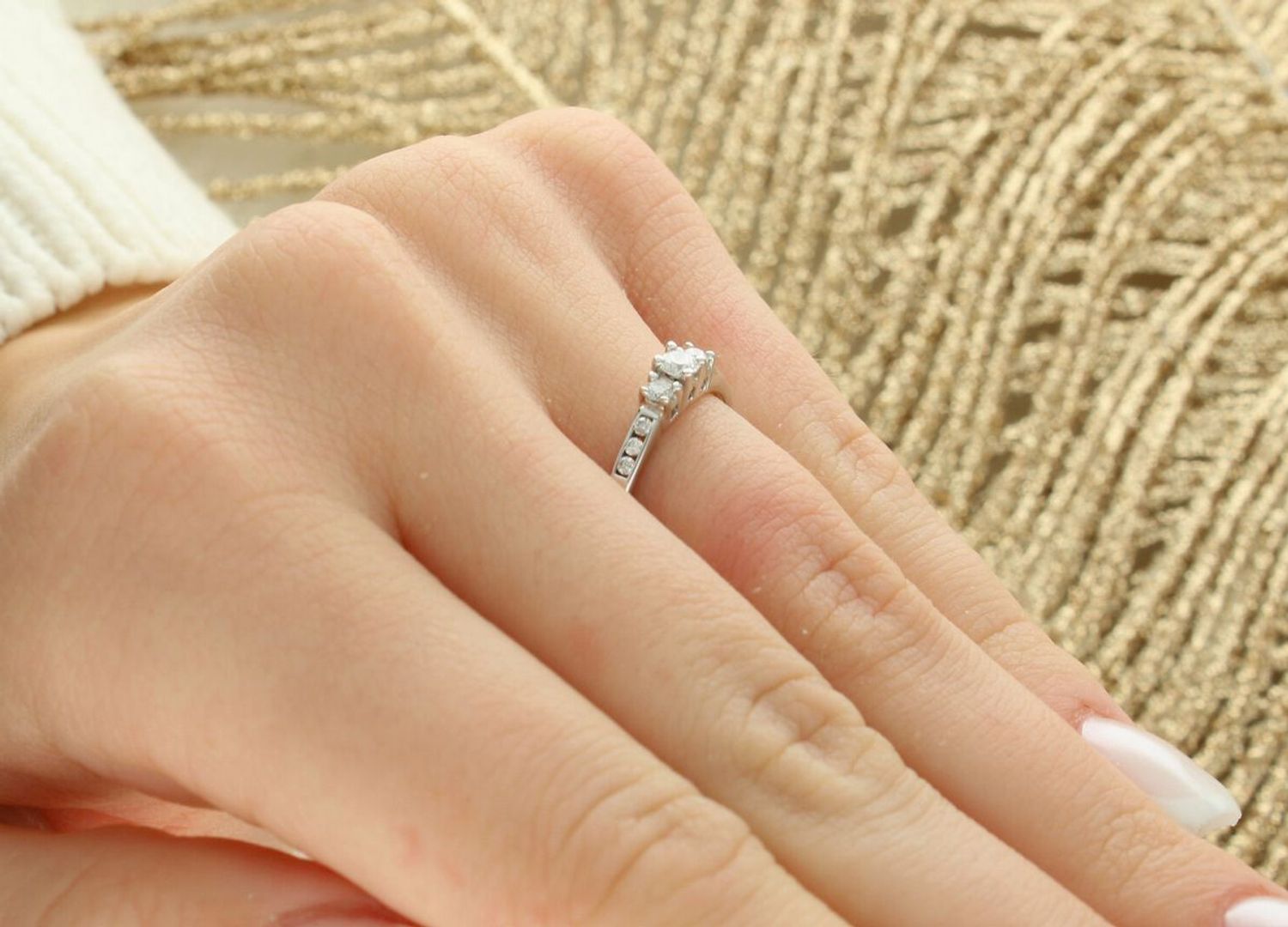 Pierścionek złoty DIAMENT białe złoto, diamenty 0,25 ct rozmiar 14 2809. Piękny pierścionek ozdobiony brylantami o okrągłym kształcie, otulony złotem. Klasyka w najlepszym wydaniu. 1.jpg