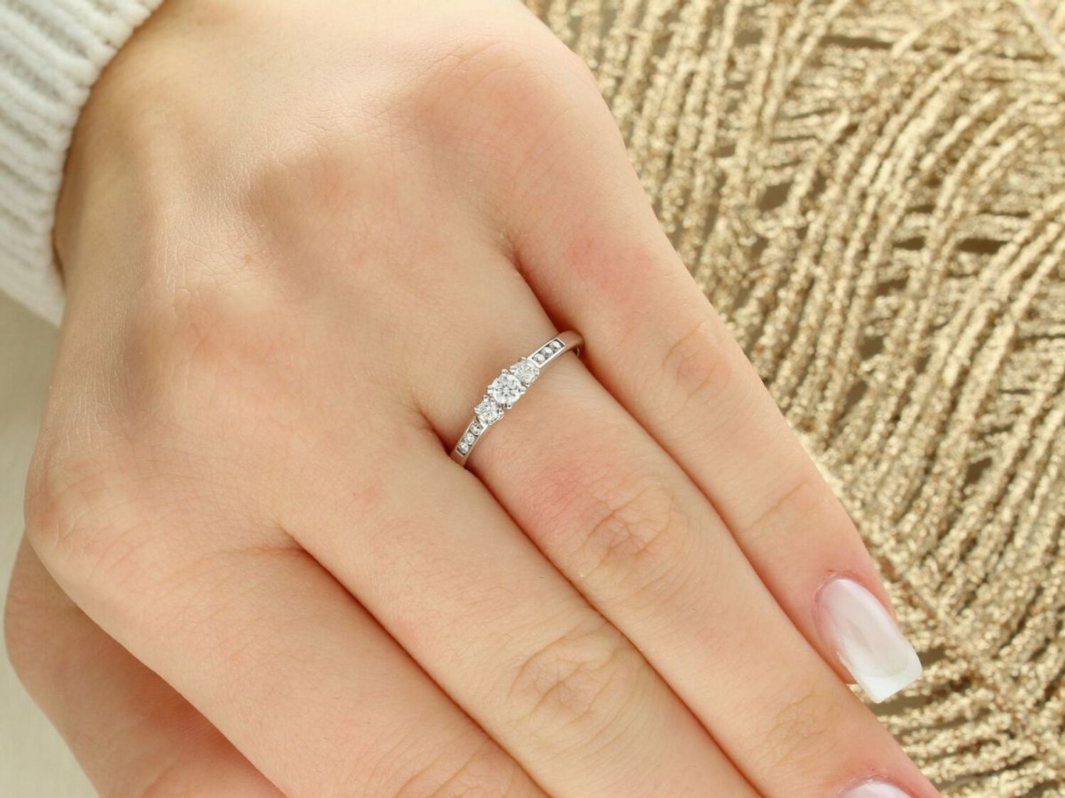 Pierścionek złoty DIAMENT białe złoto, diamenty 0,25 ct rozmiar 14 2809. Piękny pierścionek ozdobiony brylantami o okrągłym kształcie, otulony złotem. Klasyka w najlepszym wydaniu. 1.jpg