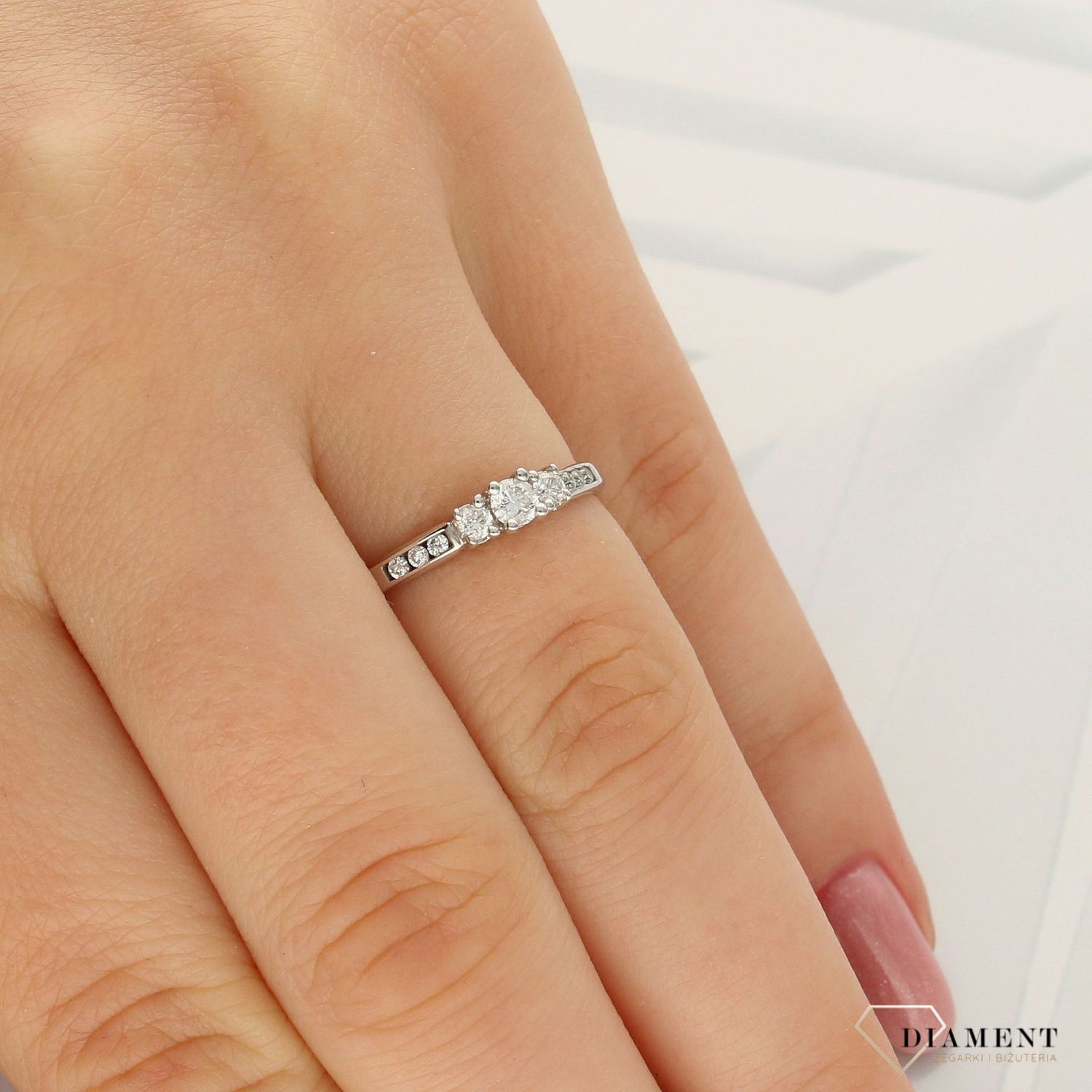 Pierścionek złoty DIAMENT białe złoto, diamenty 0,25 ct rozmiar 14 2809. Piękny pierścionek ozdobiony brylantami o okrągłym kształcie, otulony złotem. Klasyka w najlepszym wydaniu. 1.jpg