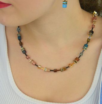 Elegancki naszyjnik damski GeoCUBE® Iconic Earth Mirage ze złotą stalą, kryształami Swarovski® i syntetycznym tygrysim okiem. Ręcznie wykonana biżuteria COEUR DE LION (1).JPG