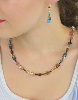 Elegancki naszyjnik damski GeoCUBE® Iconic Earth Mirage ze złotą stalą, kryształami Swarovski® i syntetycznym tygrysim okiem. Ręcznie wykonana biżuteria COEUR DE LION (2).JPG