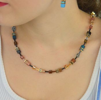 Elegancki naszyjnik damski GeoCUBE® Iconic Earth Mirage ze złotą stalą, kryształami Swarovski® i syntetycznym tygrysim okiem. Ręcznie wykonana biżuteria COEUR DE LION (3).JPG