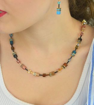 Elegancki naszyjnik damski GeoCUBE® Iconic Earth Mirage ze złotą stalą, kryształami Swarovski® i syntetycznym tygrysim okiem. Ręcznie wykonana biżuteria COEUR DE LION (4).JPG