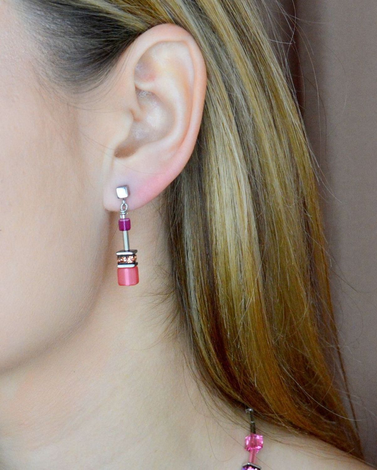 Kolczyki damskie Swarovski Coeur De Lion GeoCUBE kryształ górski 2838210422.  Biżuteria idealna zarówno na eleganckie, jak i niezobowiązujące okazje. Piękne kolczyki w odcieniach różu z kolekcji GeoCUBE® zdobione kryształami Swarovski® i kryszt.jpg