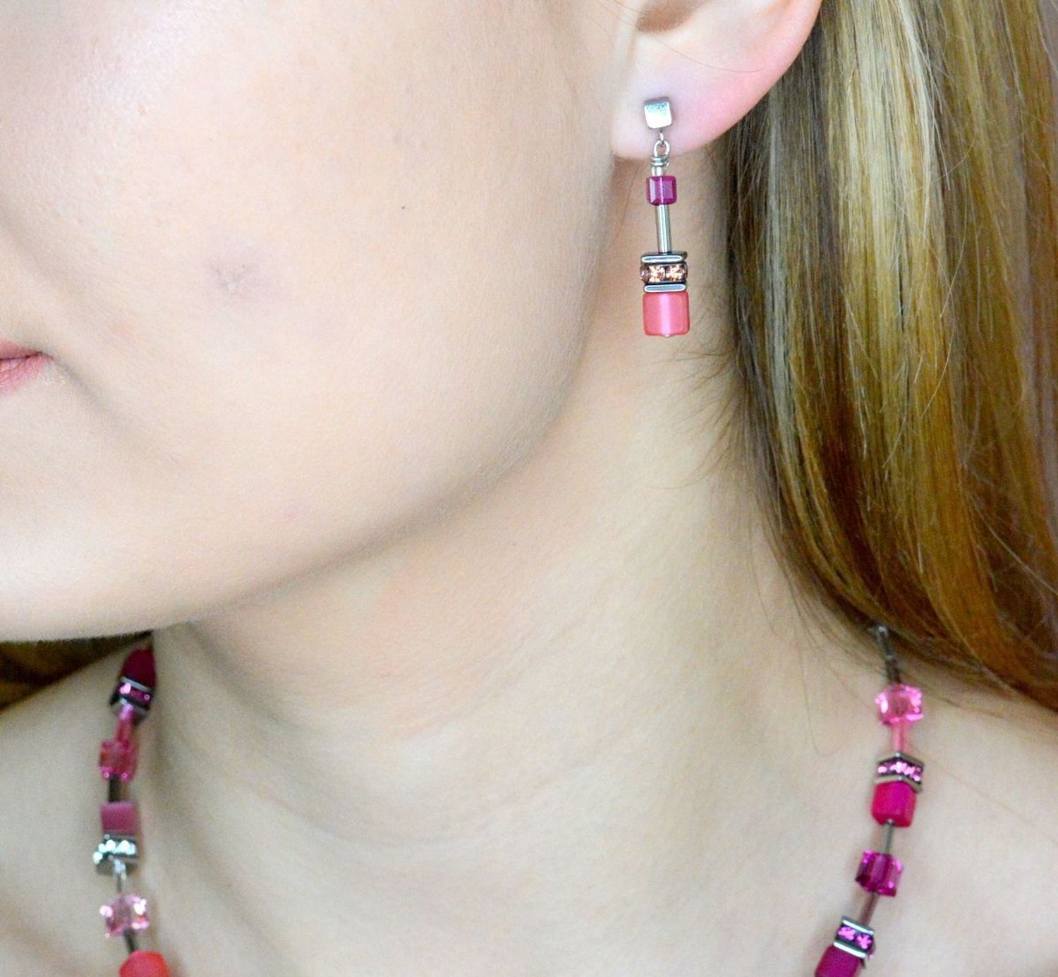 Kolczyki damskie Swarovski Coeur De Lion GeoCUBE kryształ górski 2838210422.  Biżuteria idealna zarówno na eleganckie, jak i niezobowiązujące okazje. Piękne kolczyki w odcieniach różu z kolekcji GeoCUBE® zdobione kryształami Swarovski® i kryszt.jpg