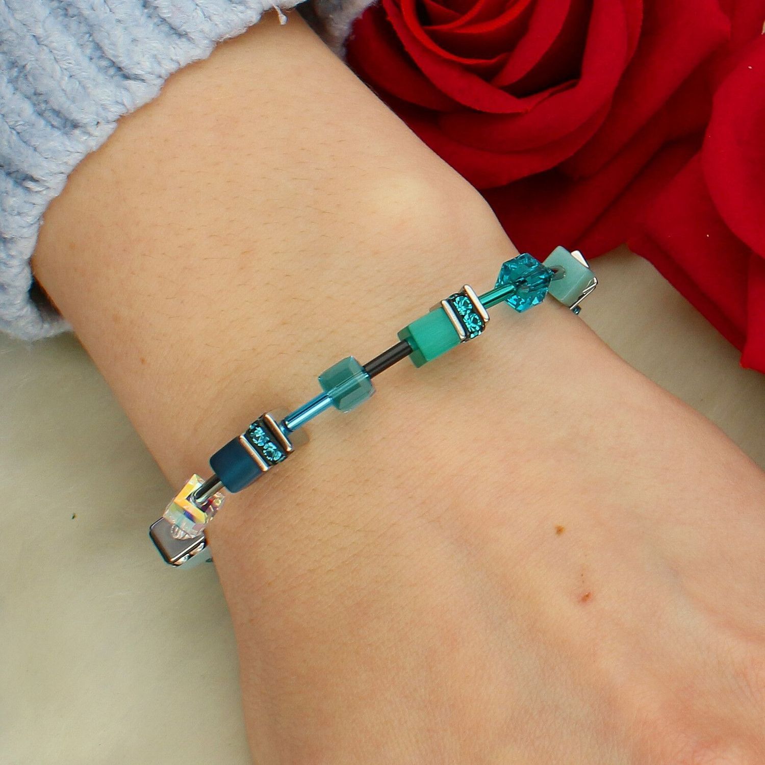 Bransoletka damska Coeur de Lion GeoCUBE® Iconic Transformative Teal 2838300624 – srebrna z niebieskimi kryształami (2).jpg