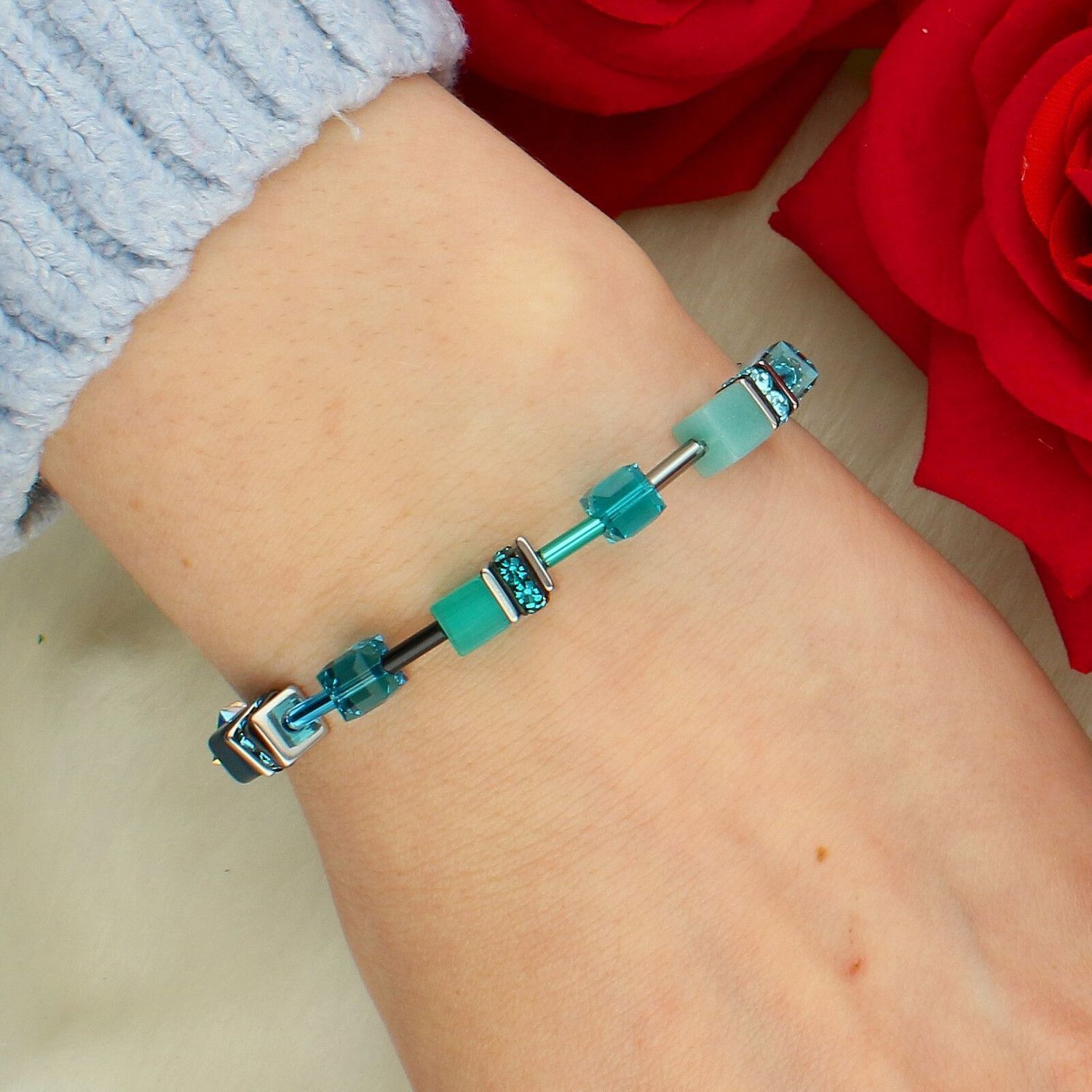 Bransoletka damska Coeur de Lion GeoCUBE® Iconic Transformative Teal 2838300624 – srebrna z niebieskimi kryształami (2).jpg