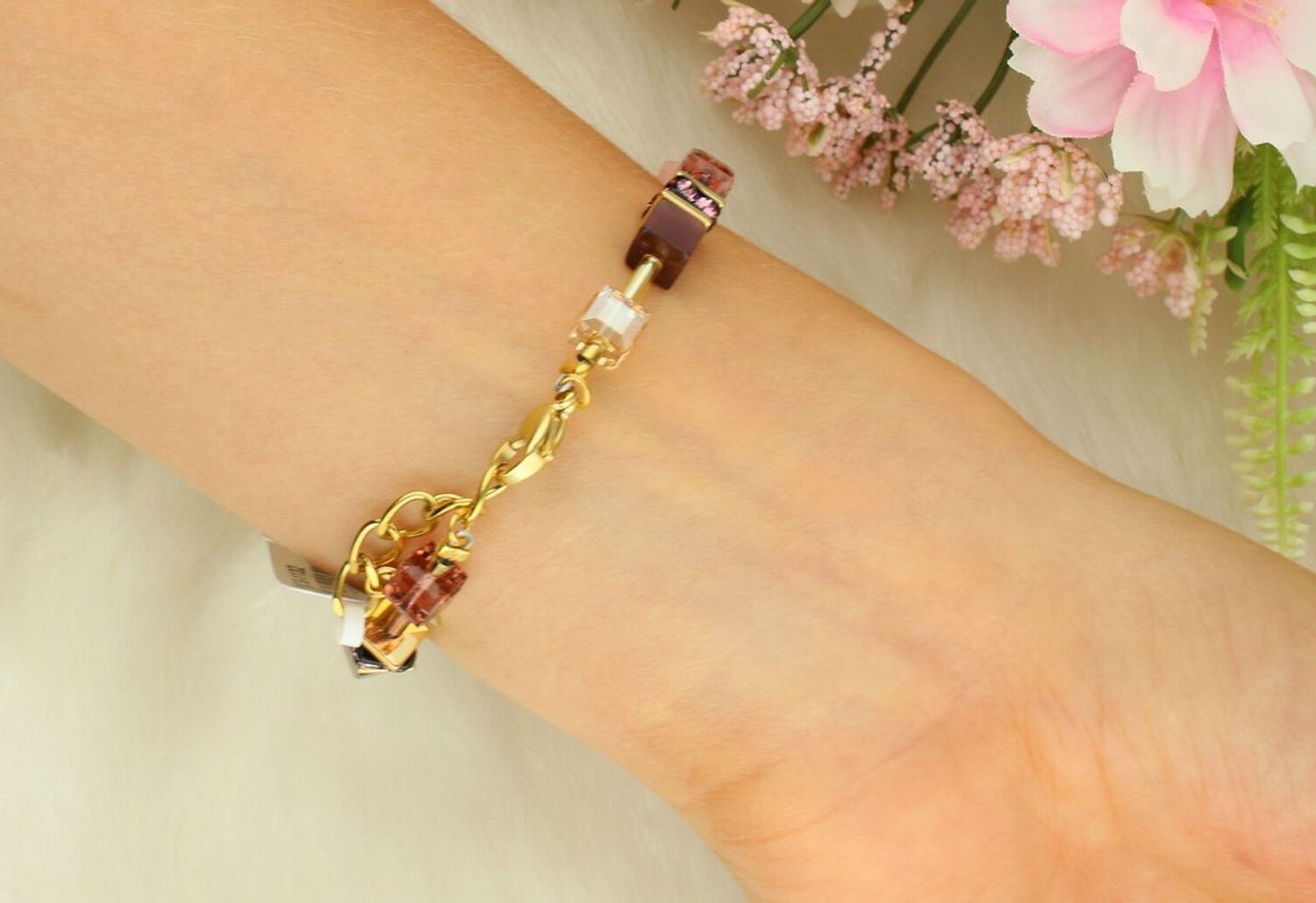 Wielokolorowa bransoletka damska Coeur de Lion GeoCUBE® 283830-1132 z kryształami Swarovski®, syntetycznym tygrysim okiem i cyrkoniami. Ręcznie wykonana, idealna na co dzień i na wyjątkowe okazje (2).jpg