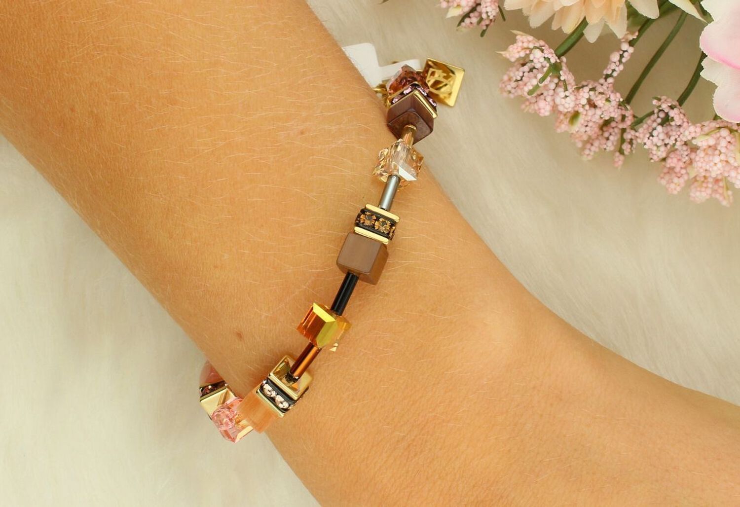 Wielokolorowa bransoletka damska Coeur de Lion GeoCUBE® 283830-1132 z kryształami Swarovski®, syntetycznym tygrysim okiem i cyrkoniami. Ręcznie wykonana, idealna na co dzień i na wyjątkowe okazje (2).jpg