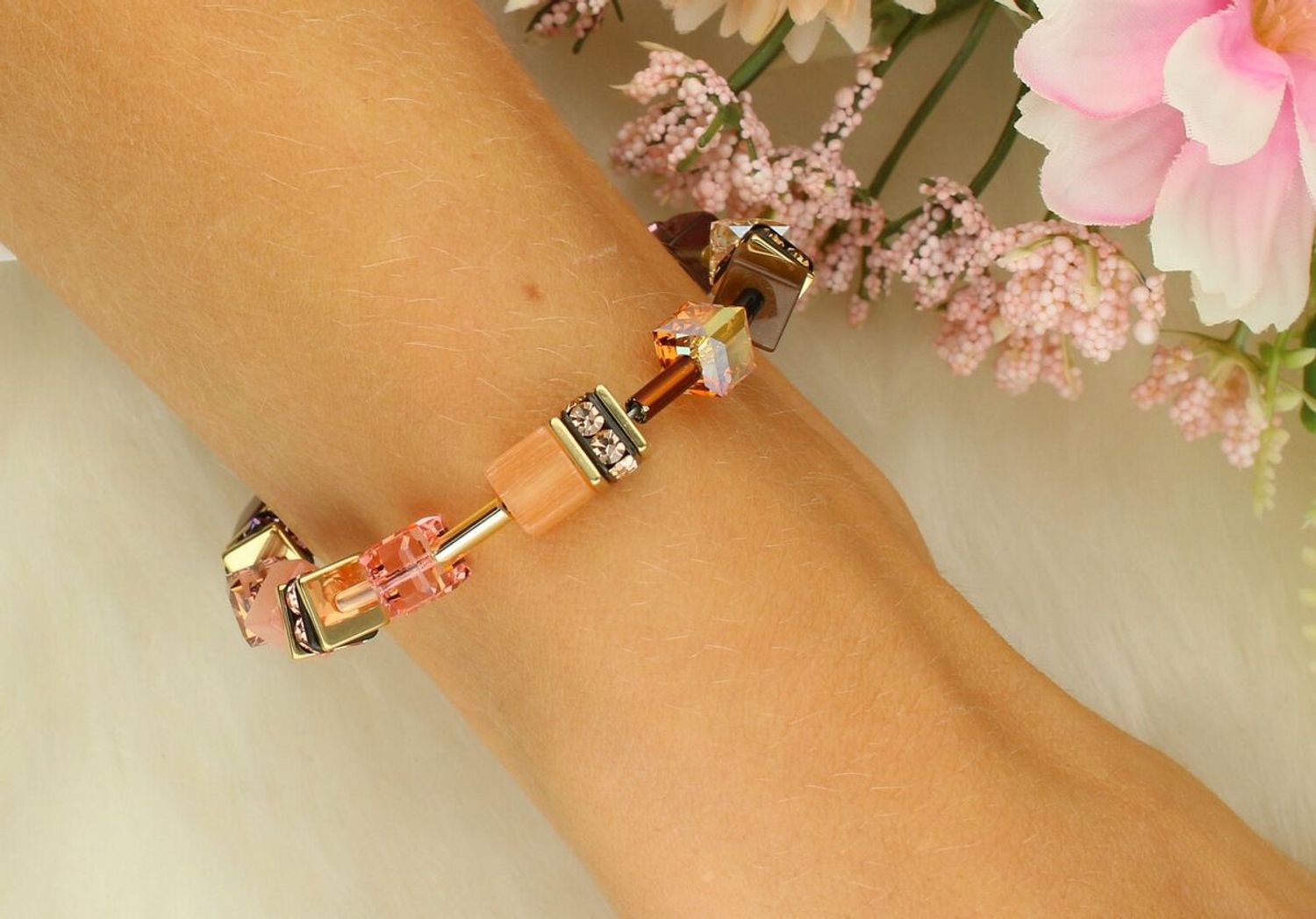 Wielokolorowa bransoletka damska Coeur de Lion GeoCUBE® 283830-1132 z kryształami Swarovski®, syntetycznym tygrysim okiem i cyrkoniami. Ręcznie wykonana, idealna na co dzień i na wyjątkowe okazje (2).jpg