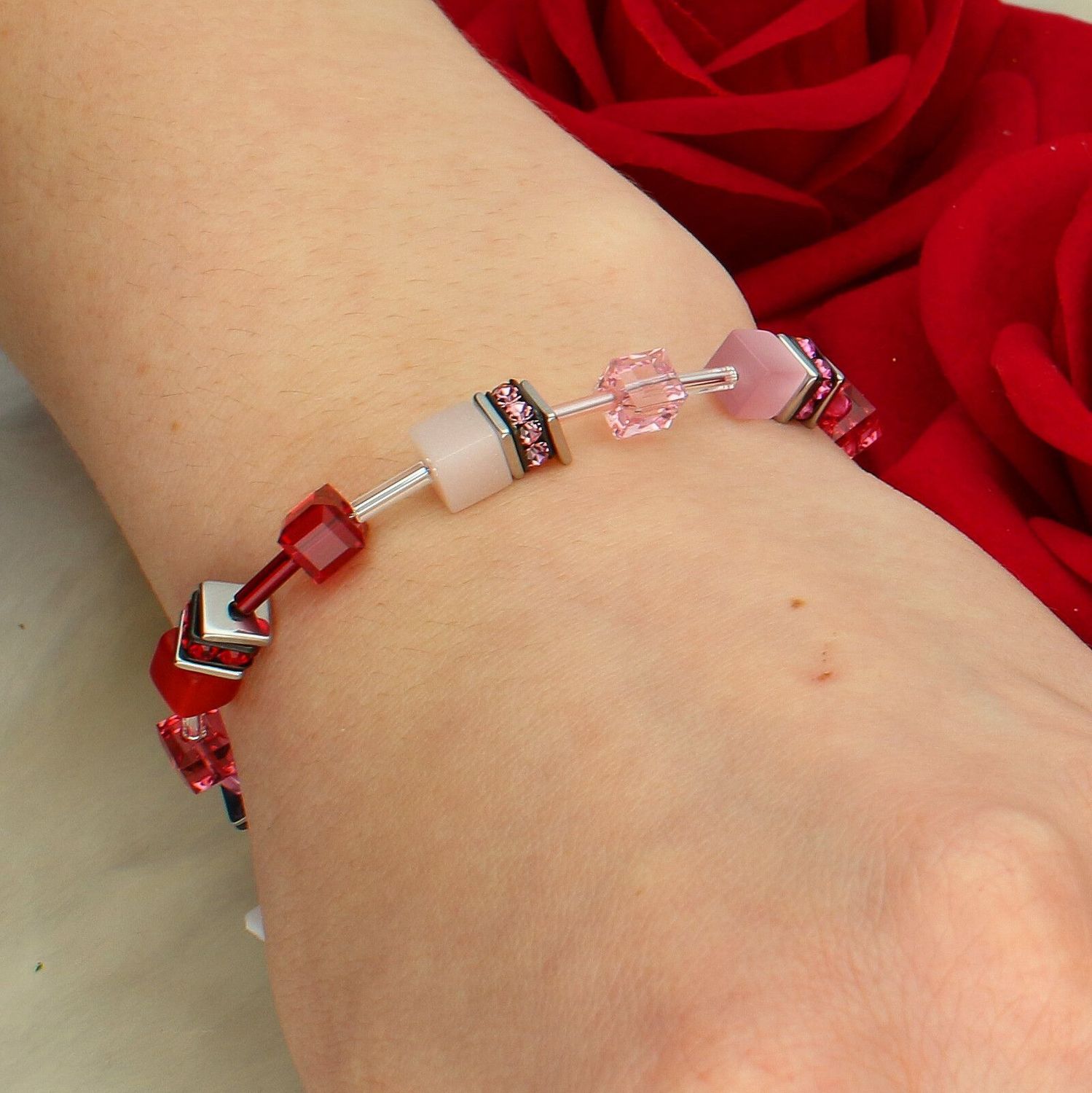 Bransoletka damska Coeur de Lion GeoCUBE® Iconic 2838301903 – czerwona elegancja ze stali chirurgicznej.jpg