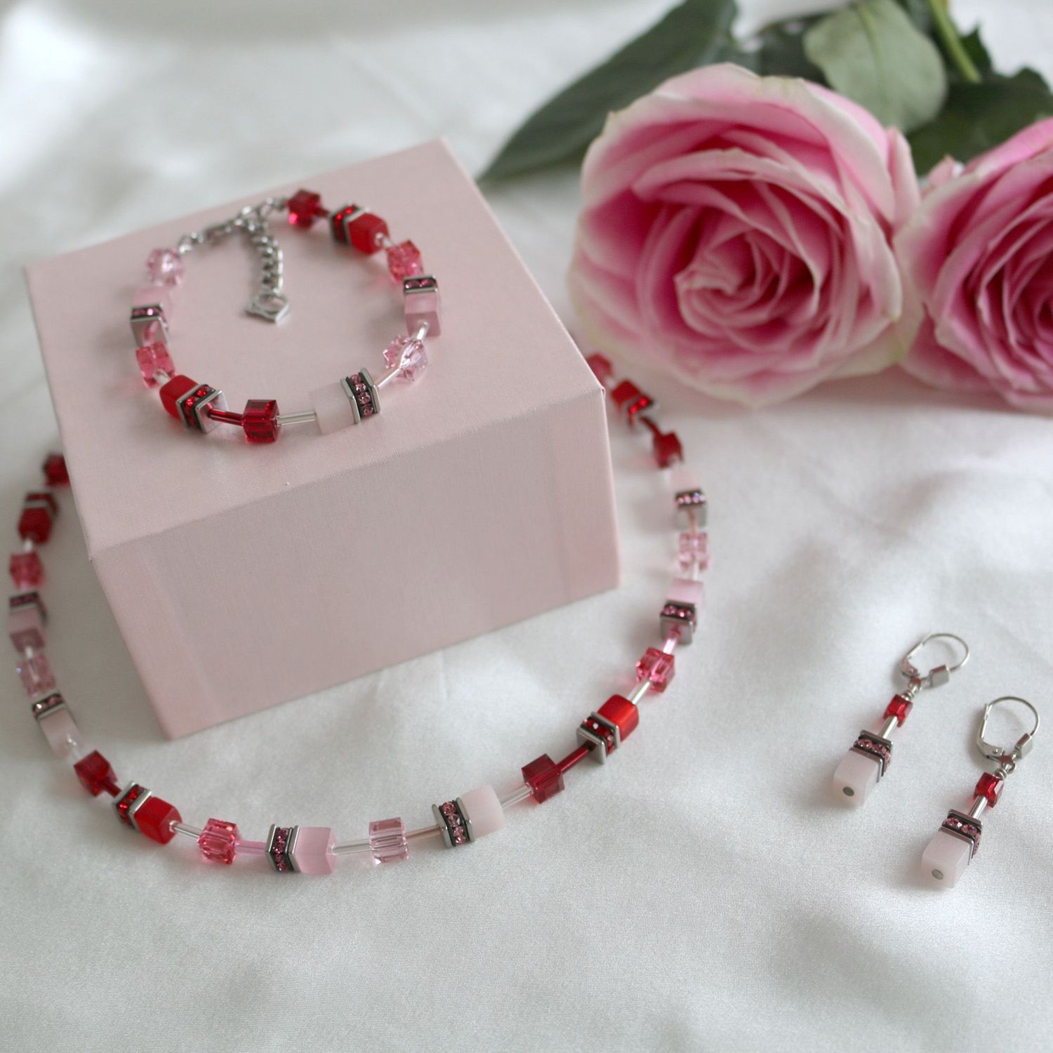 Bransoletka damska Coeur de Lion GeoCUBE® Iconic 2838301903 – czerwona elegancja ze stali chirurgicznej.jpg