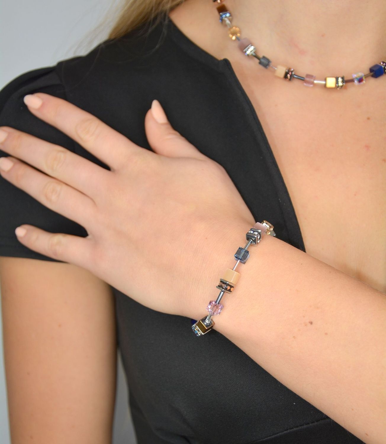 Bransoletka damska Swarovski Coeur De Lion z agatem. Piękna Bransoletka damska Swarovski Coeur De Lion ozdobiona kryształami Swarovski® to idealny pomysł na prezent dla kobiety oraz jako dodatek do wielu styl.jpg