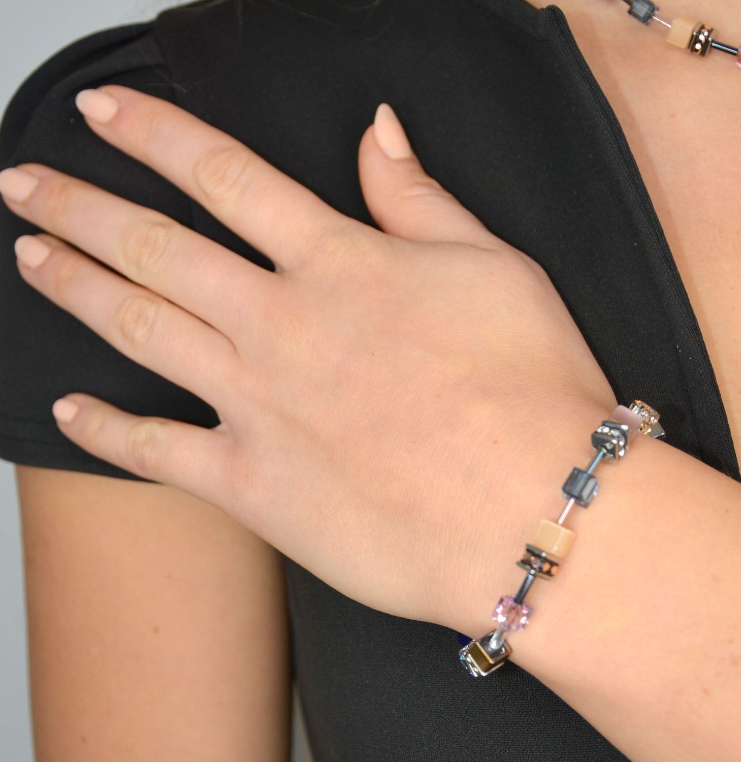 Bransoletka damska Swarovski Coeur De Lion z agatem. Piękna Bransoletka damska Swarovski Coeur De Lion ozdobiona kryształami Swarovski® to idealny pomysł na prezent dla kobiety oraz jako dodatek do wielu styl.jpg