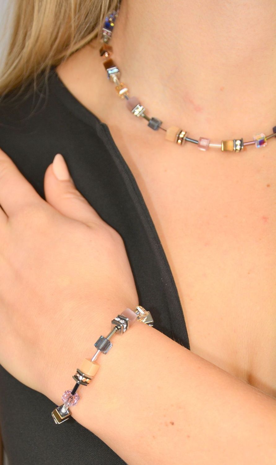 Bransoletka damska Swarovski Coeur De Lion z agatem. Piękna Bransoletka damska Swarovski Coeur De Lion ozdobiona kryształami Swarovski® to idealny pomysł na prezent dla kobiety oraz jako dodatek do wielu styl.jpg