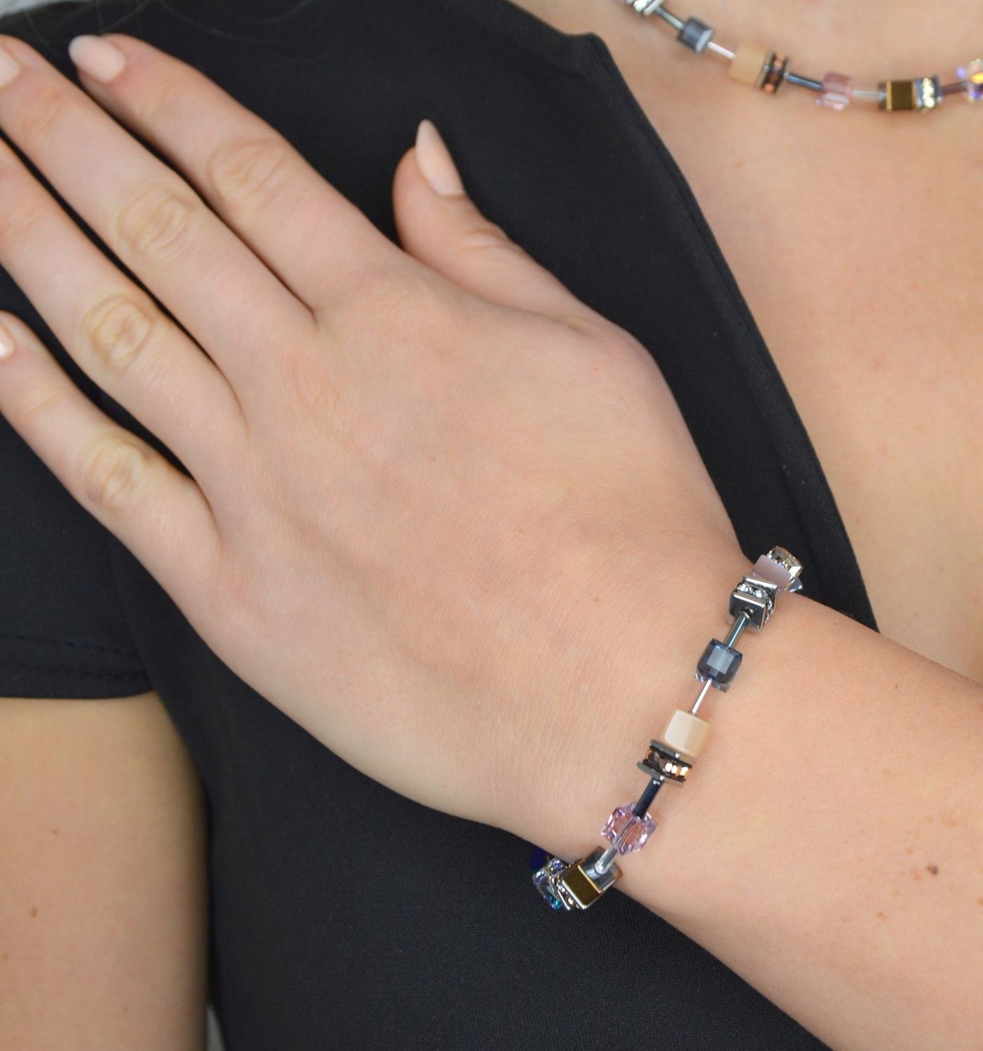 Bransoletka damska Swarovski Coeur De Lion z agatem. Piękna Bransoletka damska Swarovski Coeur De Lion ozdobiona kryształami Swarovski® to idealny pomysł na prezent dla kobiety oraz jako dodatek do wielu styl.jpg