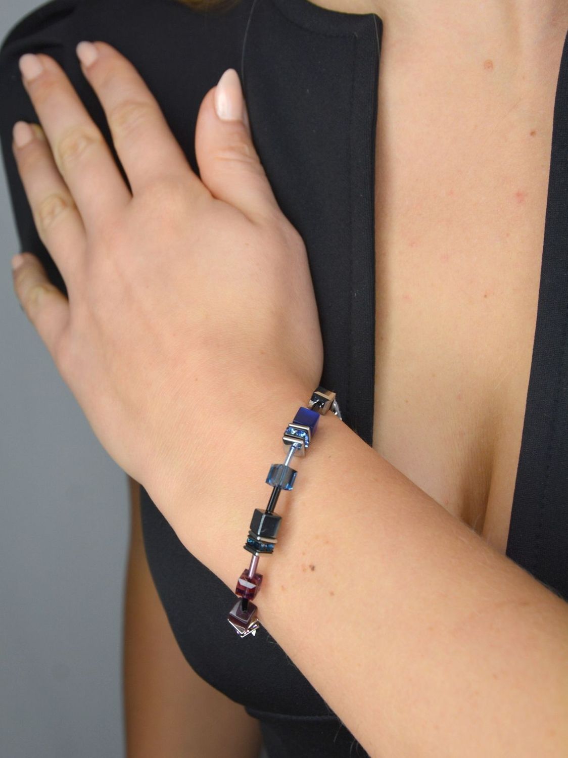 Bransoletka damska Swarovski Coeur De Lion z hematytem. Piękna Bransoletka damska Swarovski Coeur De Lion CDL 284030-1578 ozdobiona kryształami Swarovski® to idealny pomysł na prezent dla kobiety oraz jako do.jpg