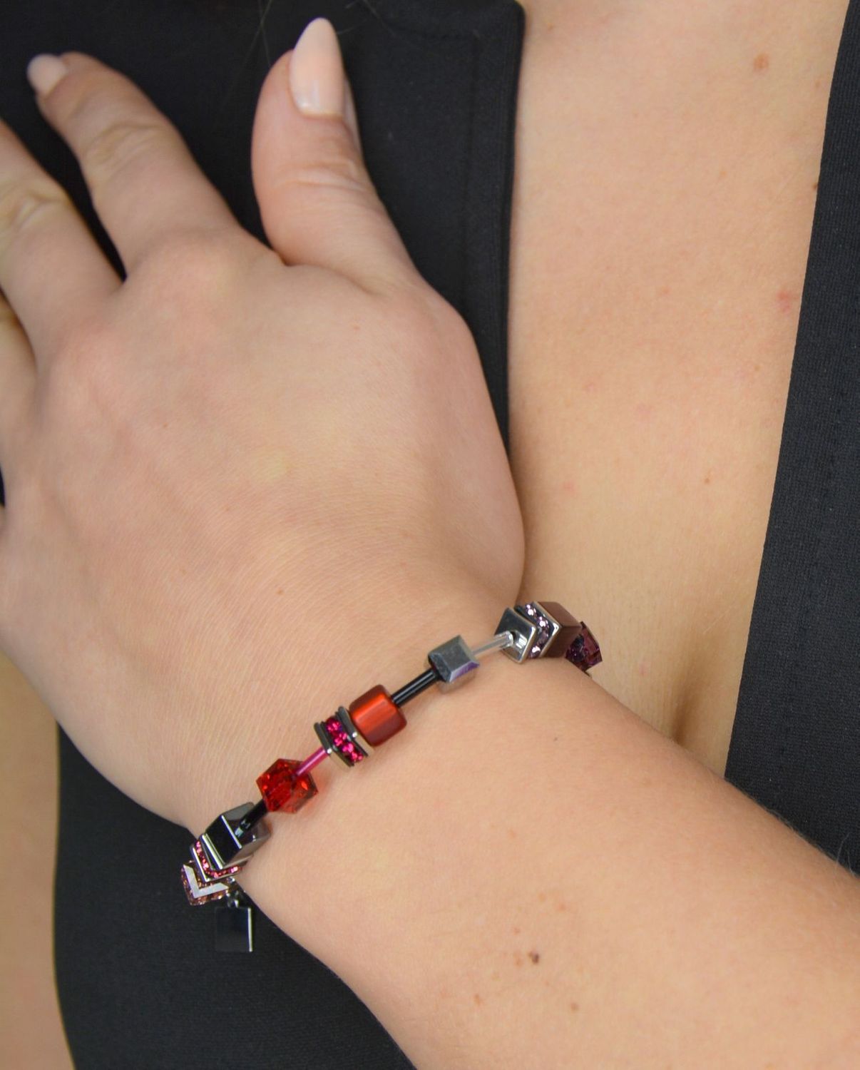 Bransoletka damska Swarovski Coeur De Lion z hematytem. Piękna Bransoletka damska Swarovski Coeur De Lion CDL 284030-1578 ozdobiona kryształami Swarovski® to idealny pomysł na prezent dla kobiety oraz jako do.jpg