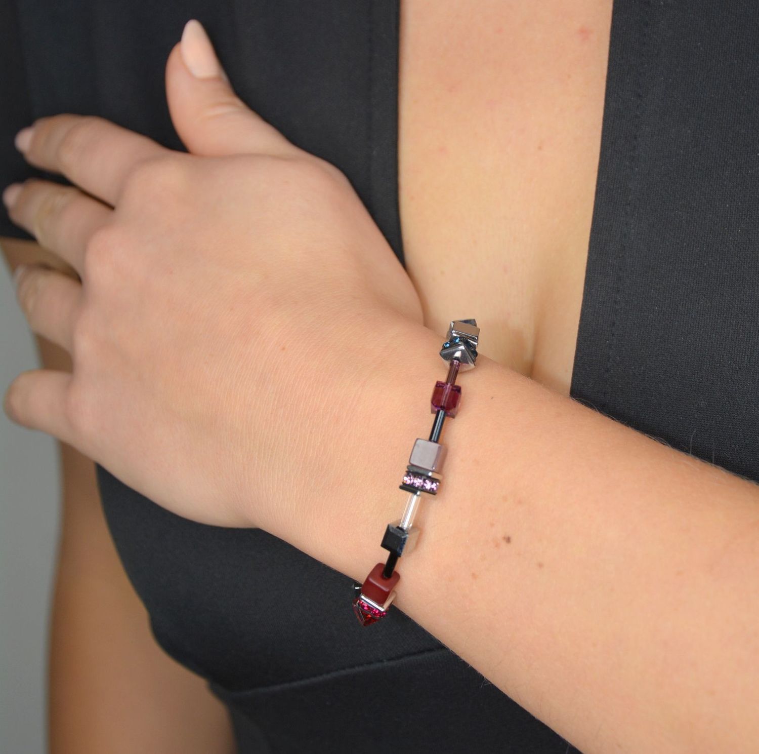 Bransoletka damska Swarovski Coeur De Lion z hematytem. Piękna Bransoletka damska Swarovski Coeur De Lion CDL 284030-1578 ozdobiona kryształami Swarovski® to idealny pomysł na prezent dla kobiety oraz jako do.jpg