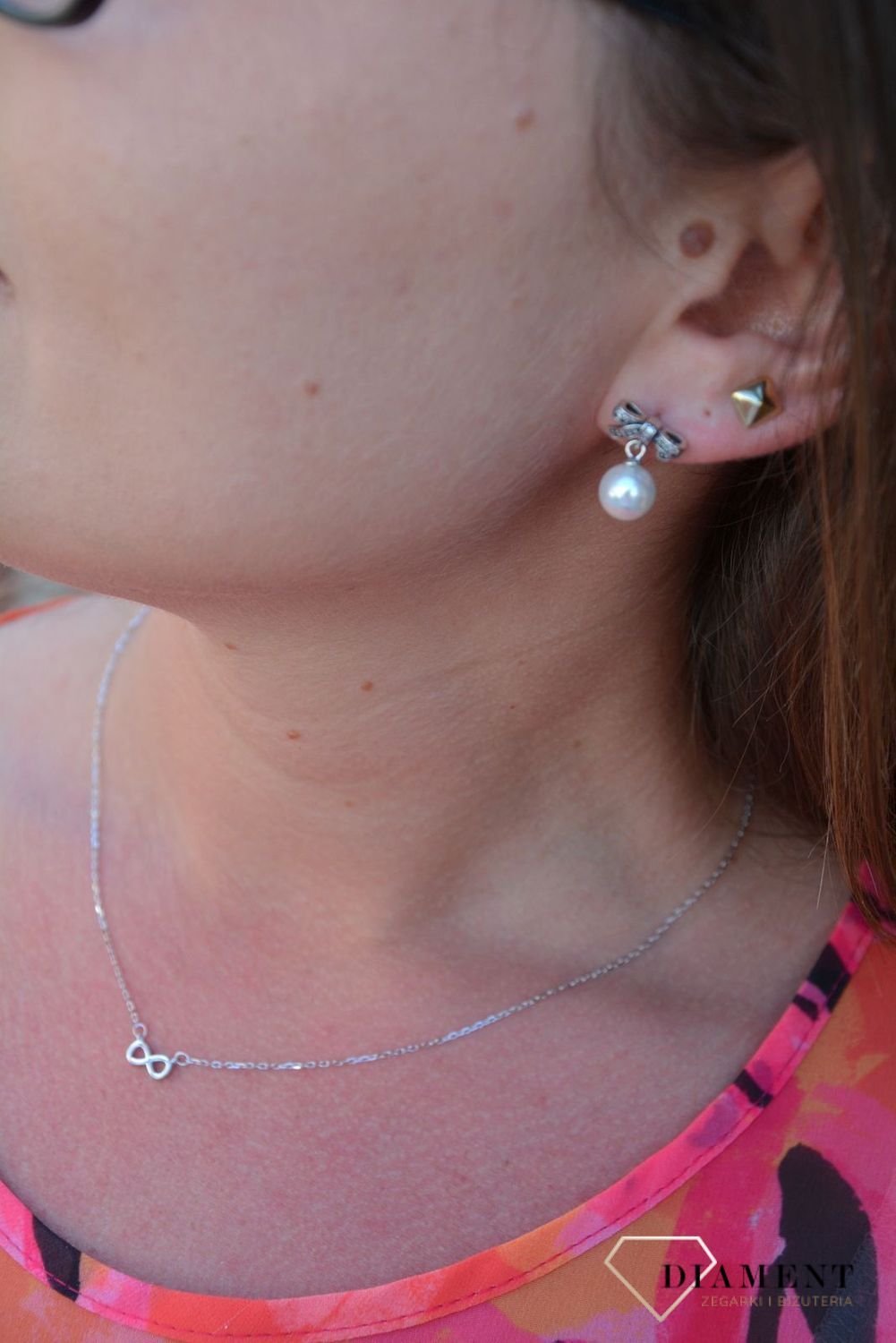 Srebrne kolczyki kokardka z perełką 290596P.jpg