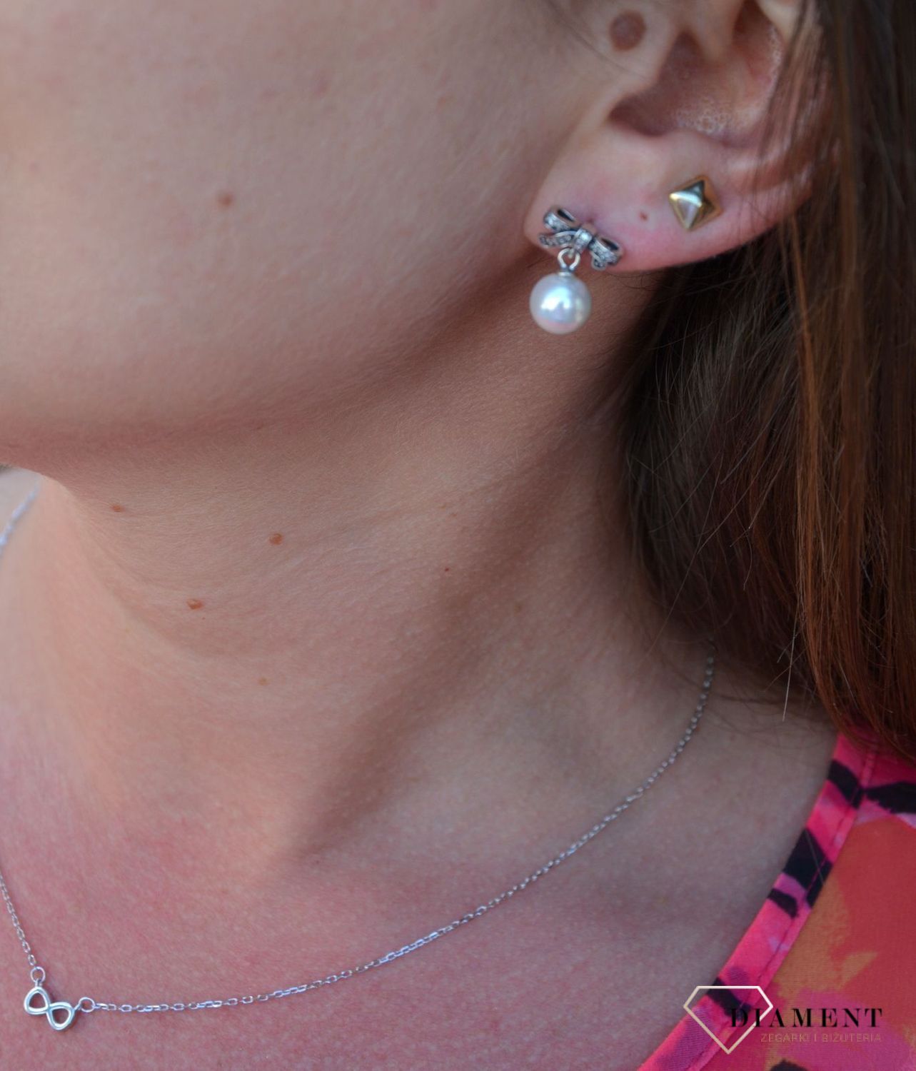 アクセサリー komi_291t Srebrne kolczyki kokardka z perełką Pandora 290596P - www