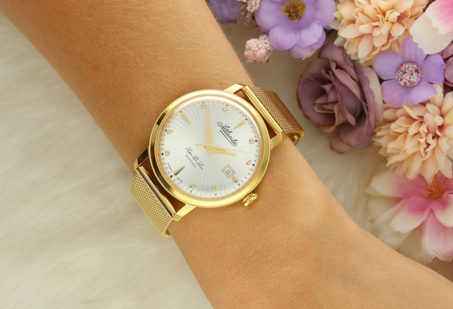 Elegancki damski zegarek Atlantic Super De Luxe 29355.45.27 z pozłacaną kopertą i bransoletą mesh. Model z diamentowymi indeksami, precyzyjnym szwajcarskim mechanizmem kwarcowym, datownikiem i 1.webp