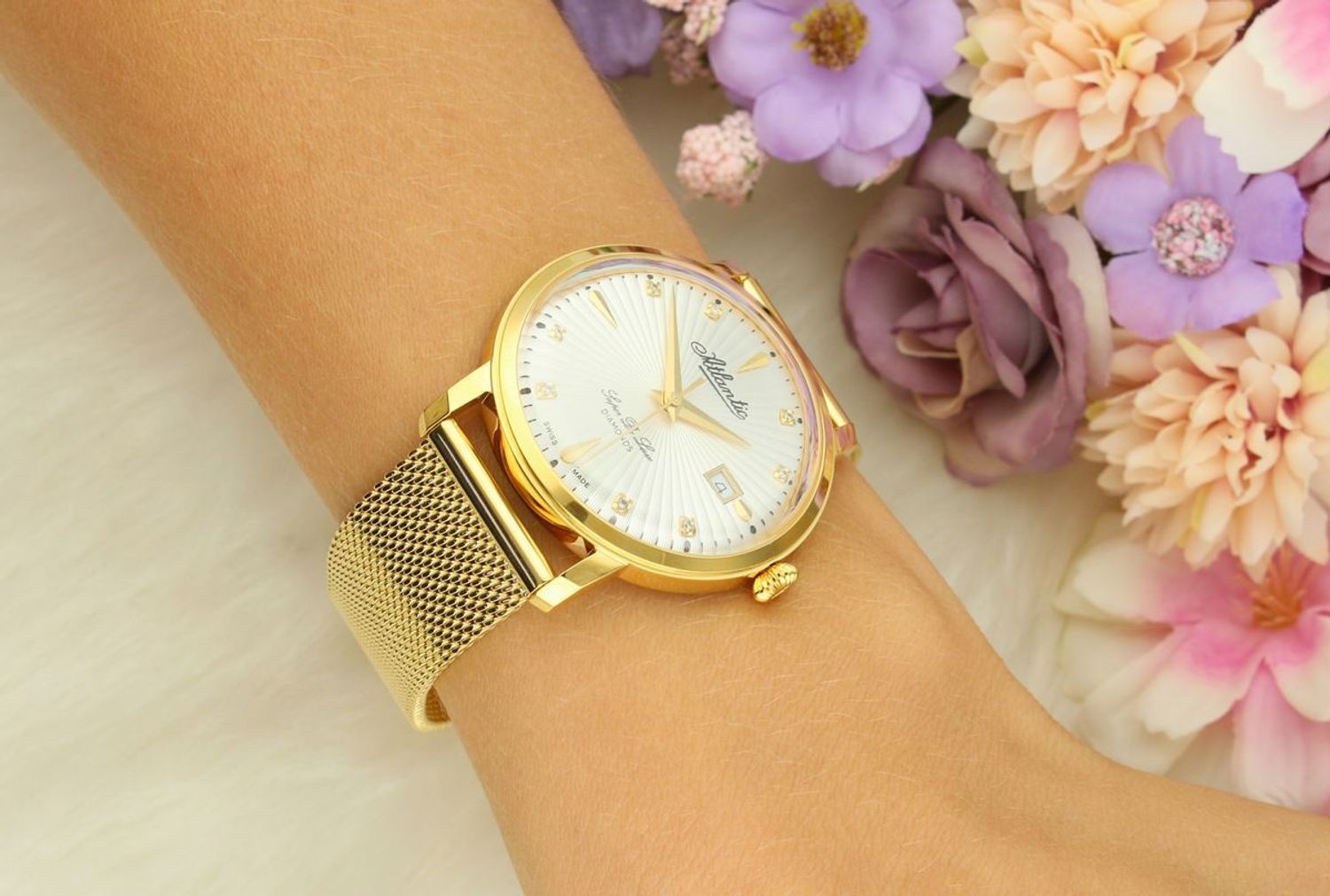 Elegancki damski zegarek Atlantic Super De Luxe 29355.45.27 z pozłacaną kopertą i bransoletą mesh. Model z diamentowymi indeksami, precyzyjnym szwajcarskim mechanizmem kwarcowym, datownikiem i 1.webp